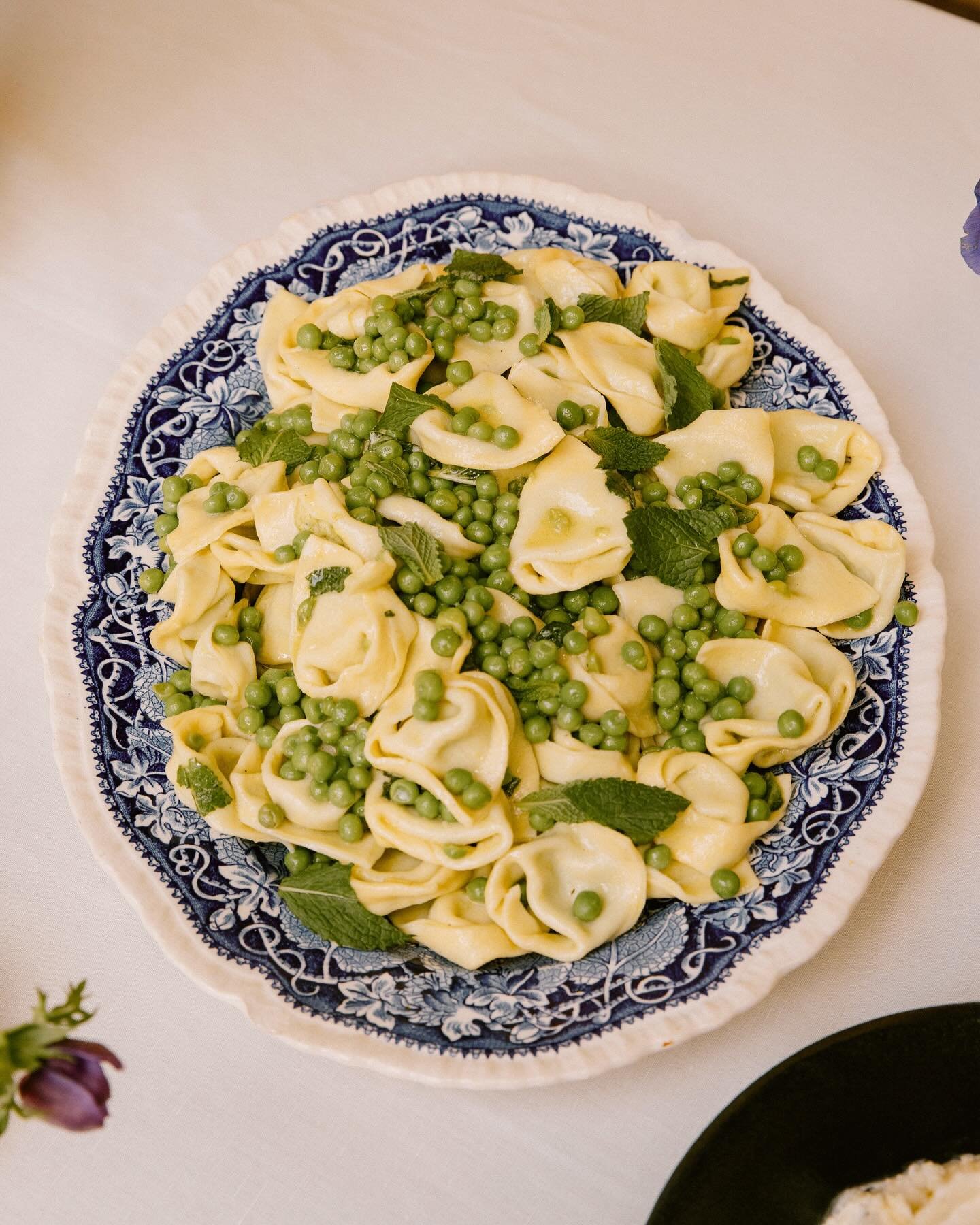 A dream tablescape by @cameofucci @allorapasta for Culinary Industry Night 07 with @mi_chellada &amp; @mustbethemonay. Every detail was full of intention, including hand-rolled pasta :) and seasonal produce from @farmtopeople 

Menu: 
- Ricotta Torte