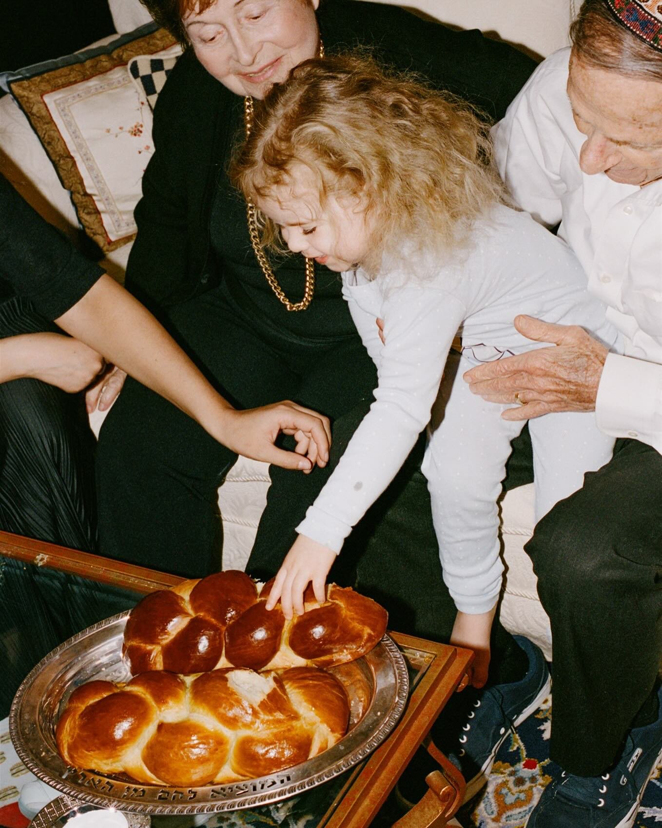 Shabbat, photographed for @braided.nyc, a weekly challah subscription baked in small batches just a few hours before candle lighting.

Founded by @tarasatnick and raised on the importance of tradition, Braided was created to make tradition feel alive