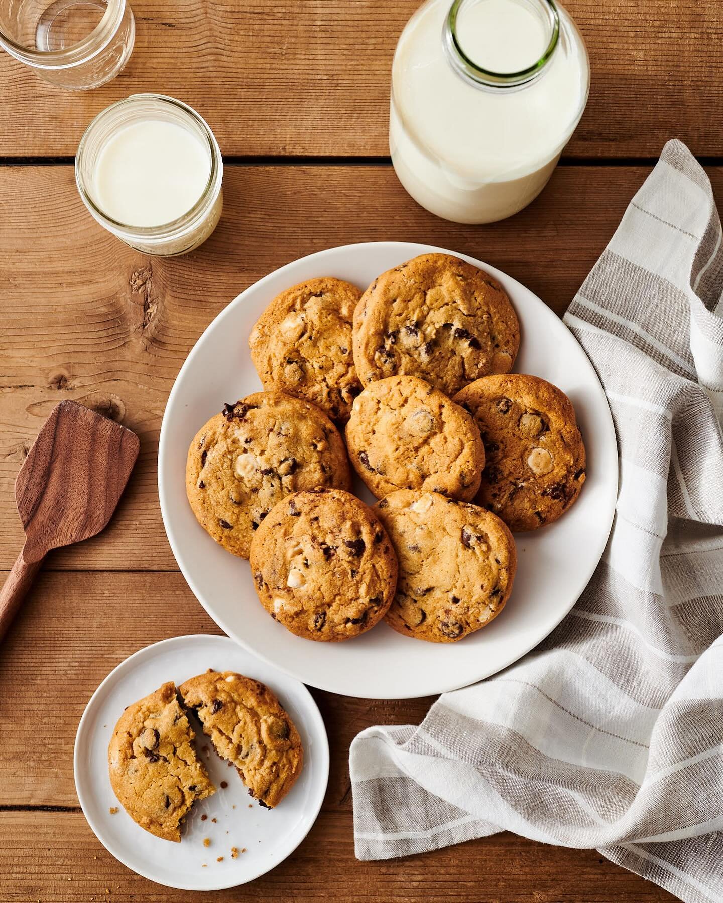 Check out this freshly baked news! 👀🍪

Our founder, Erica Davis, shares her famous, homemade chocolate chip cookie recipe in the newest issue of @simplybuckhead Magazine! 

Find the link to the recipe in our bio! 🔗

Whip up a batch today or find R