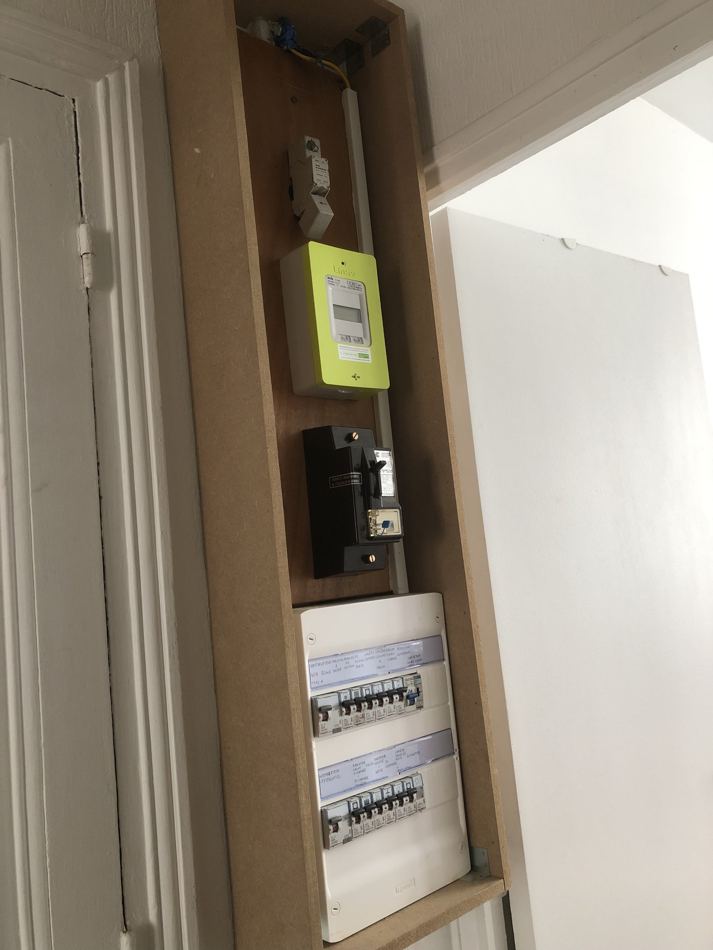 Tableau 2 rangées et placard en bois