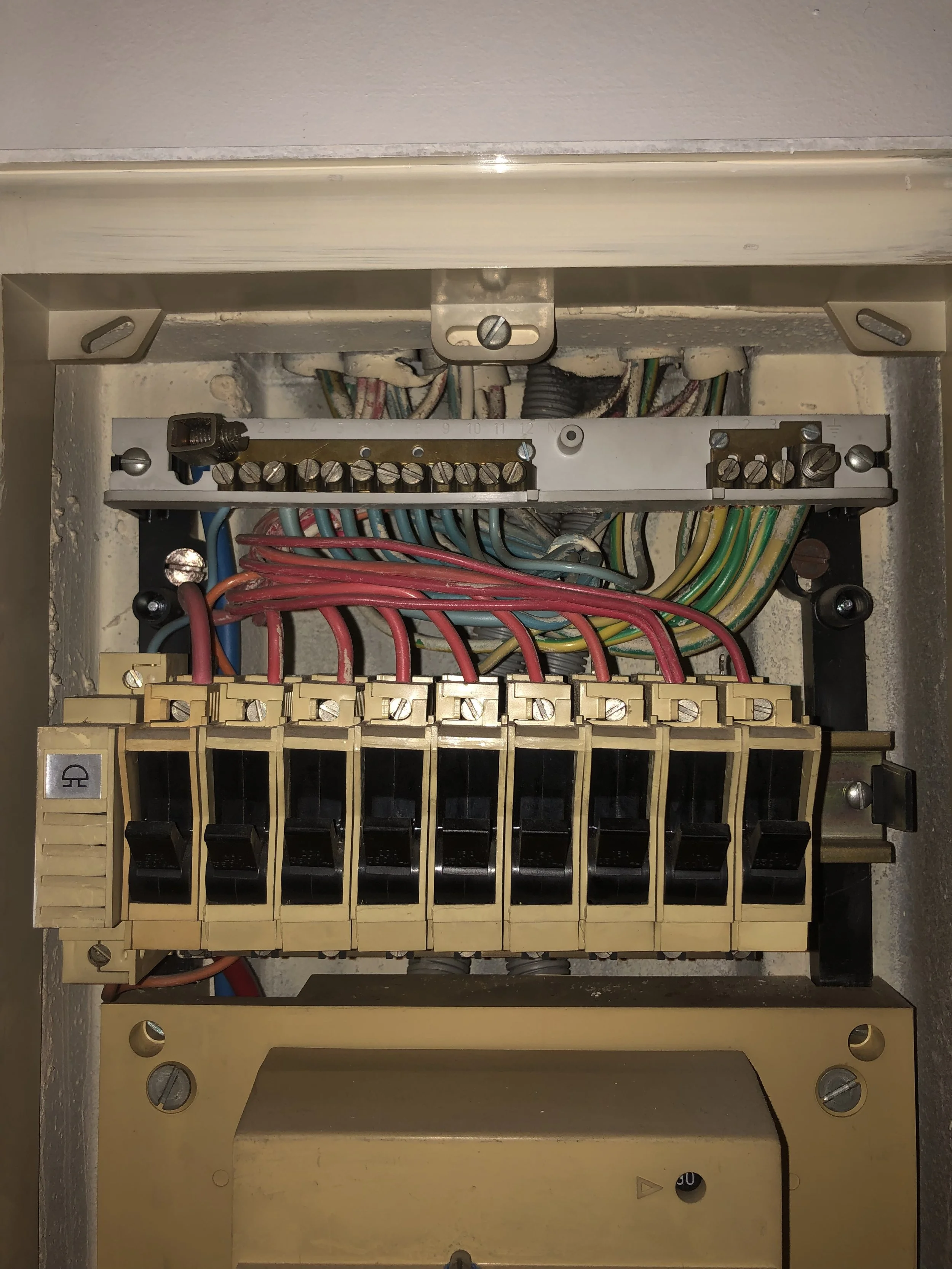 Tableau sans interrupteur différentiel, circuits électrique en neutre commun et fusibles, novembre 2025