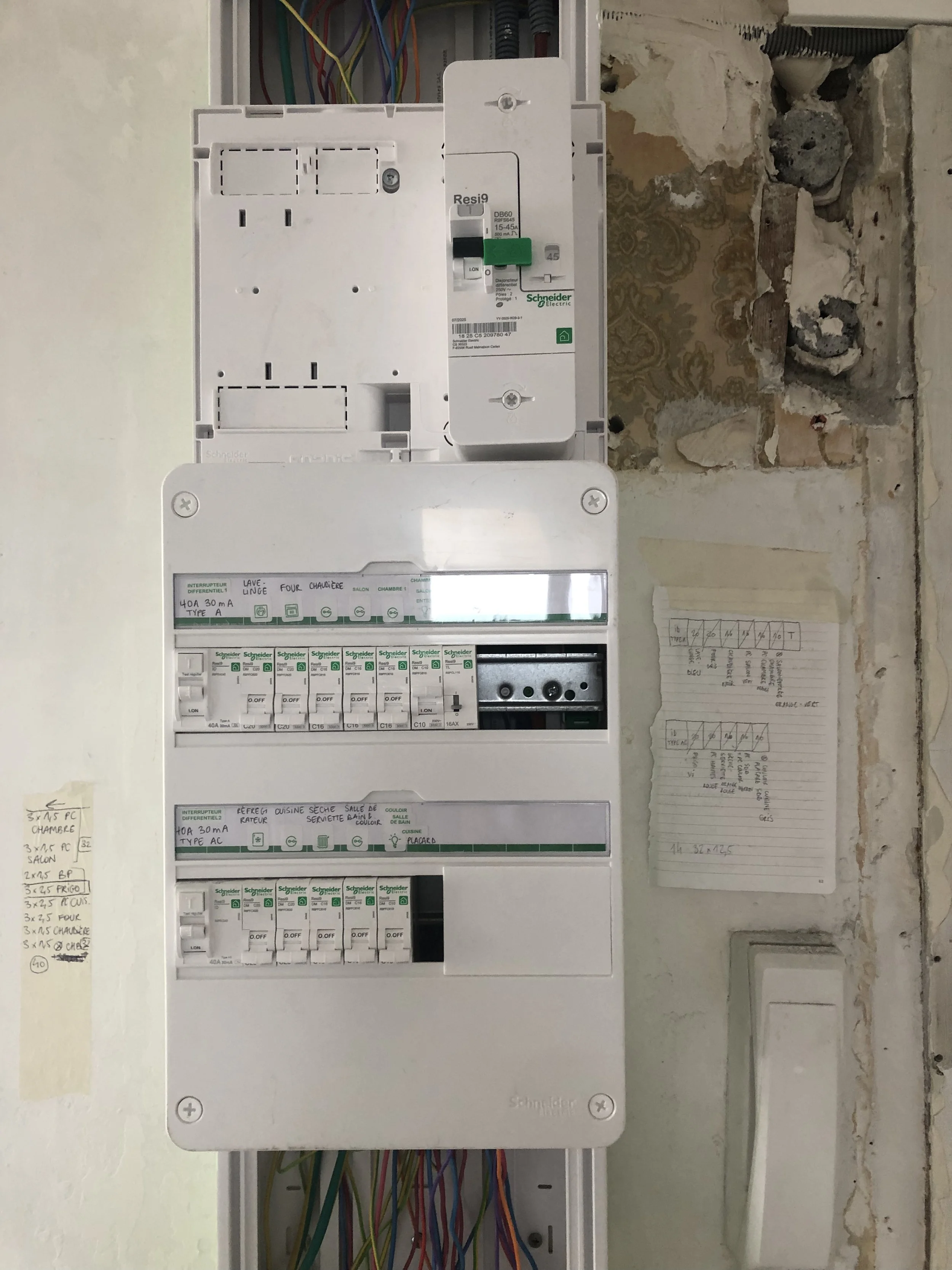 Tableau 2 rangées réalisé à l'occasion d'une rénovation complète, avec remplacement du disjoncteur abonné, novembre 2025