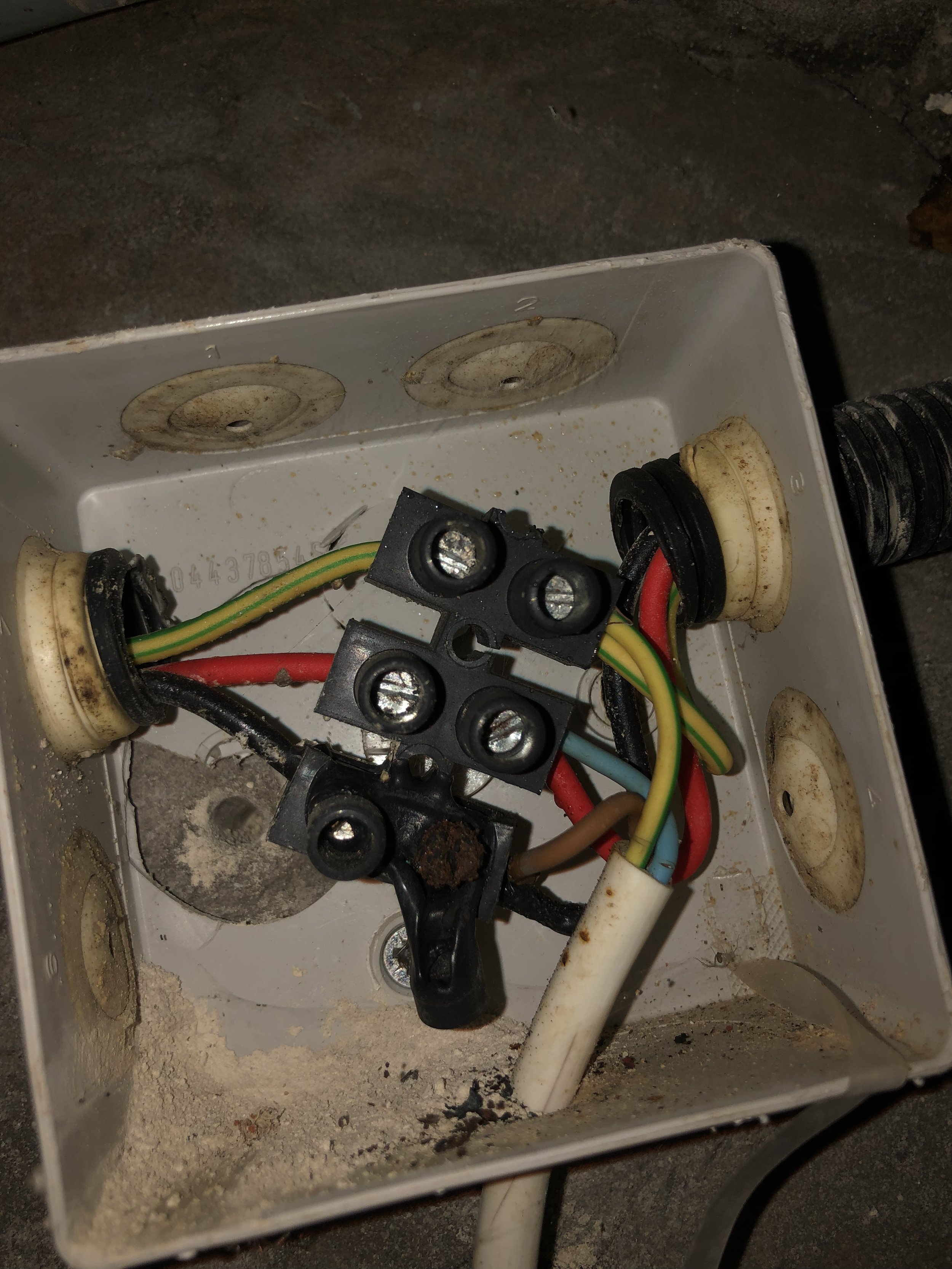 Court-circuit sur un domino fondu et rouillé