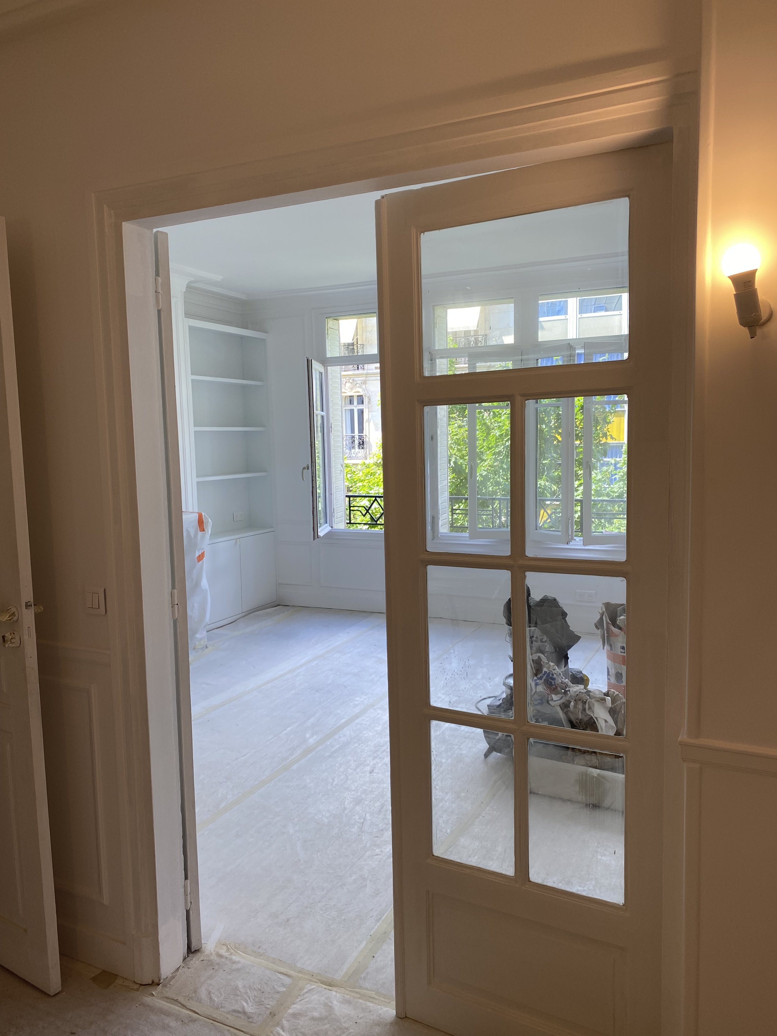 Tour de portes en moulures peintes par une entreprise professionnelles, mai 2025