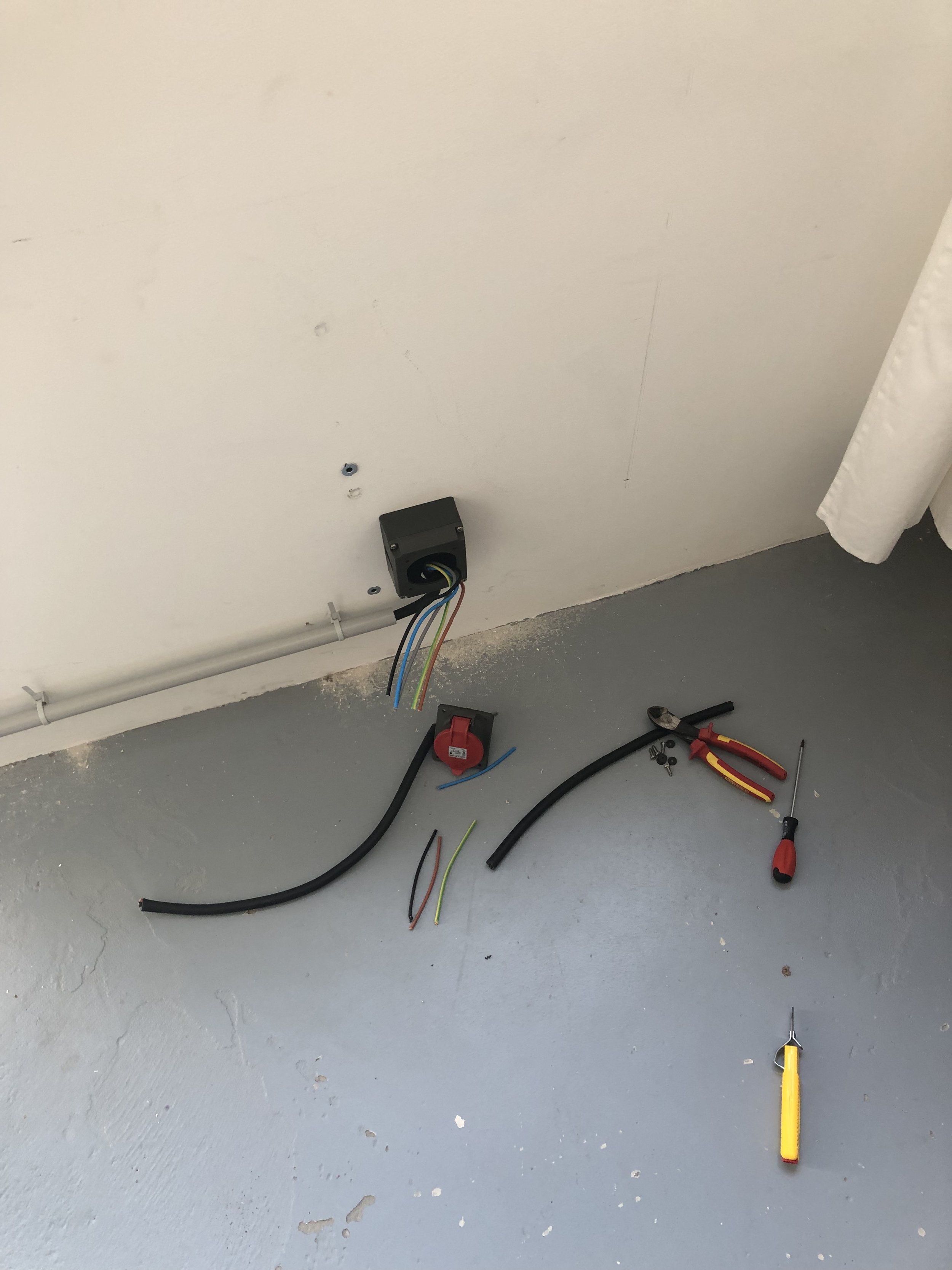 Installation d'une prise électrique triphasée