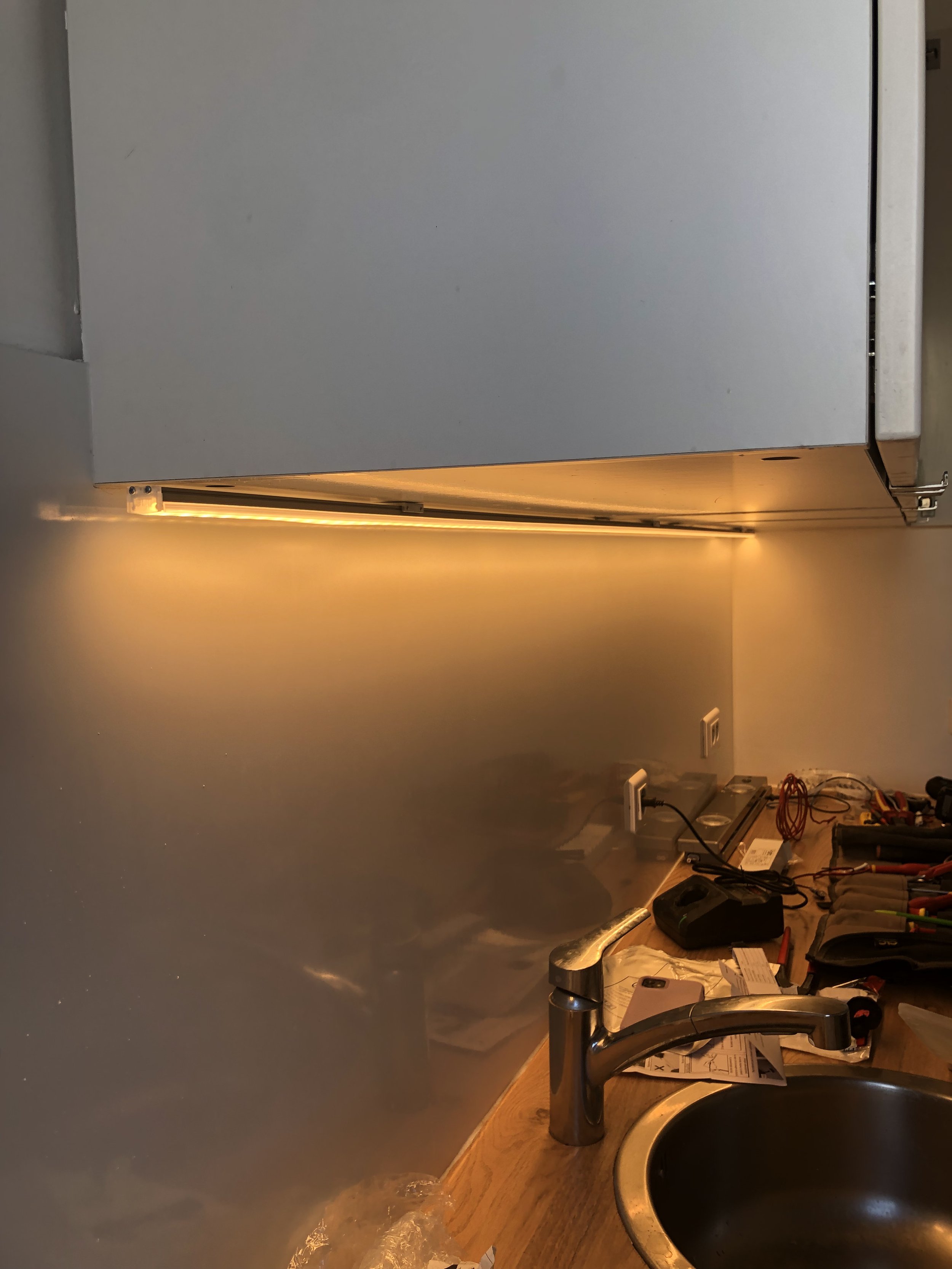 Pose d'un bandeau LED 2700K sous les meubles hauts de cuisine, mars 2025