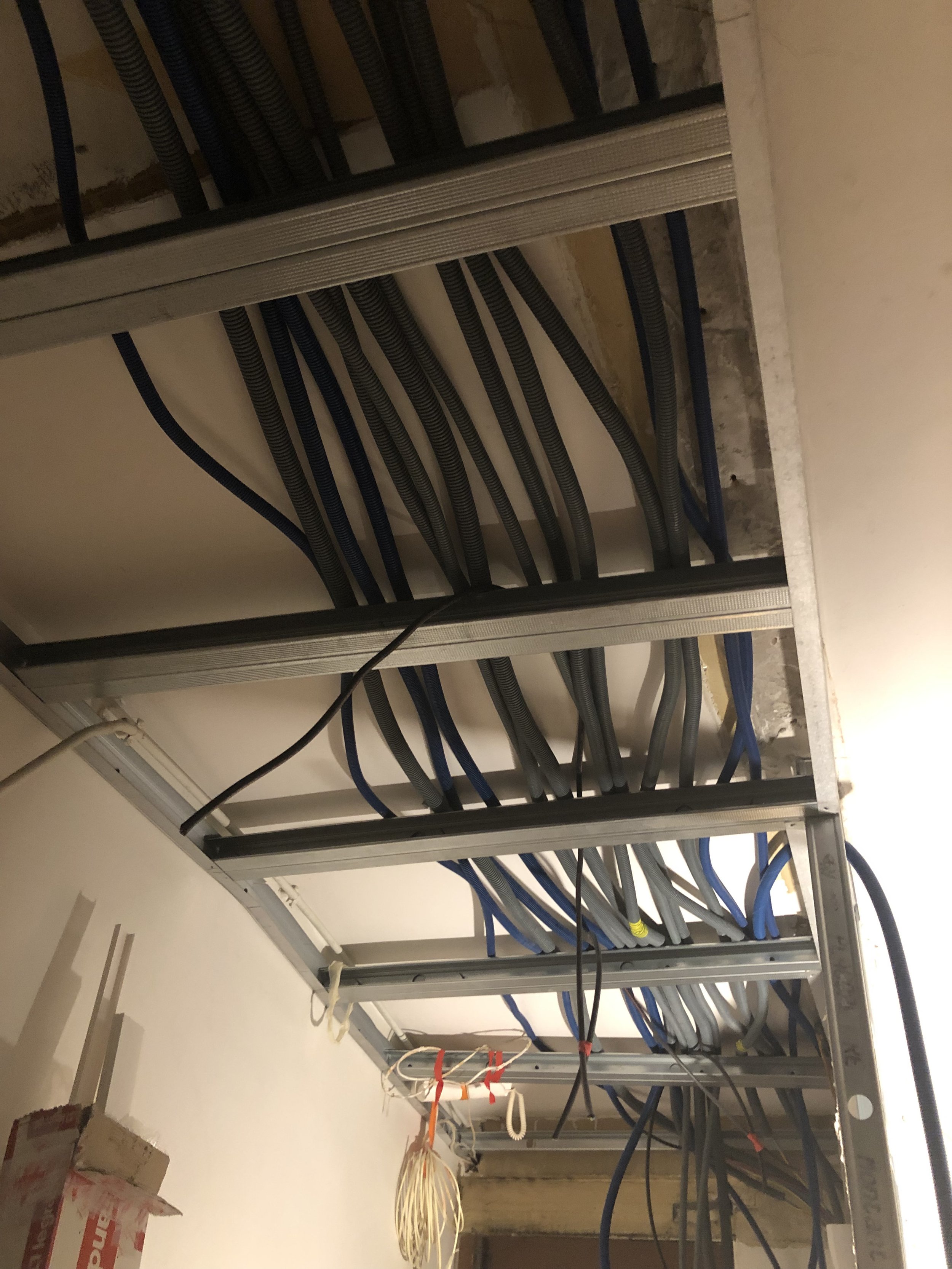 Passage de gaines dans un faux plafond