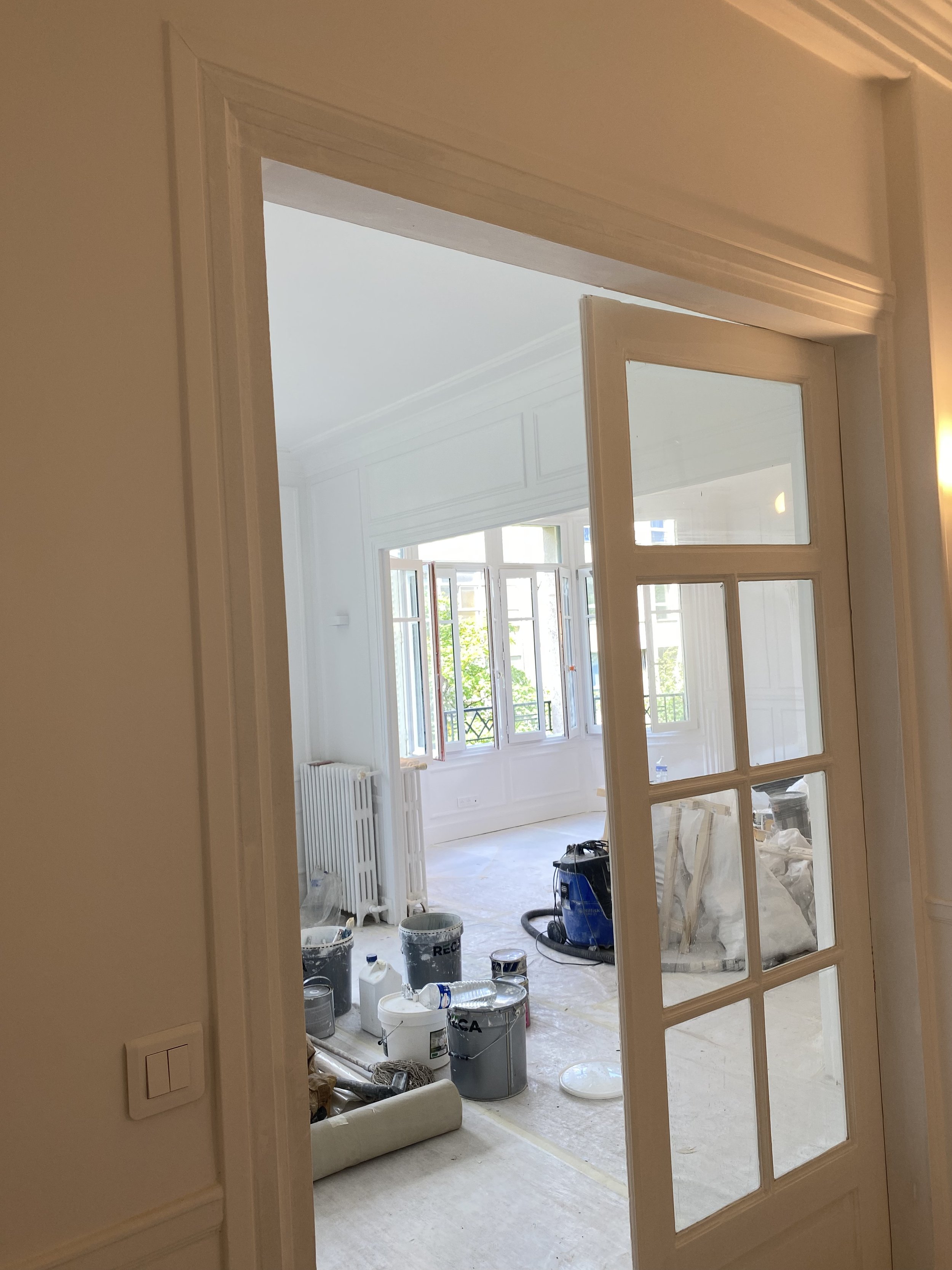 Tour de portes en moulures et interrupteur encastré, mai 2025