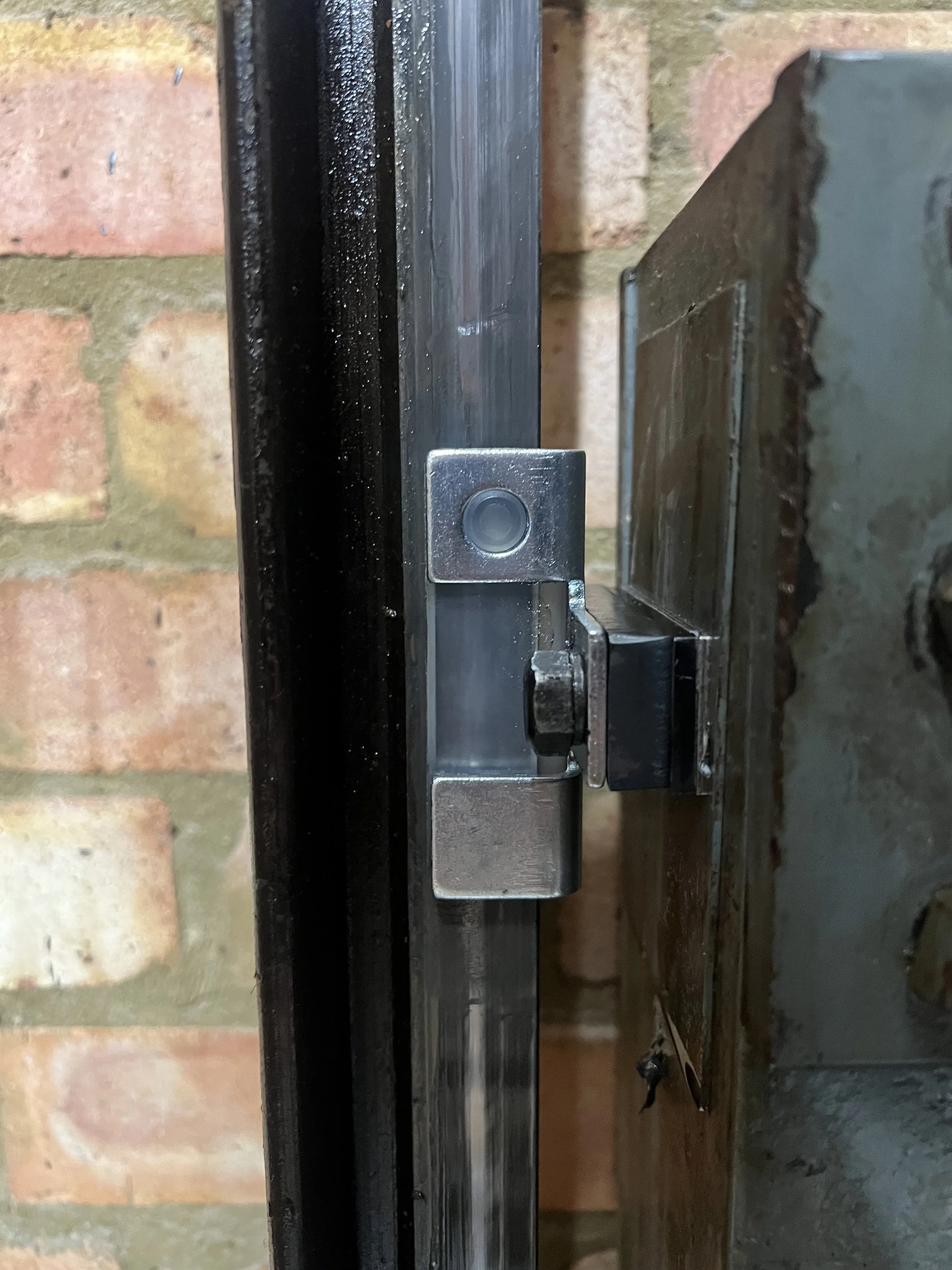 A photo of a guide shoe and liner on the counter-weight of a traction lift.