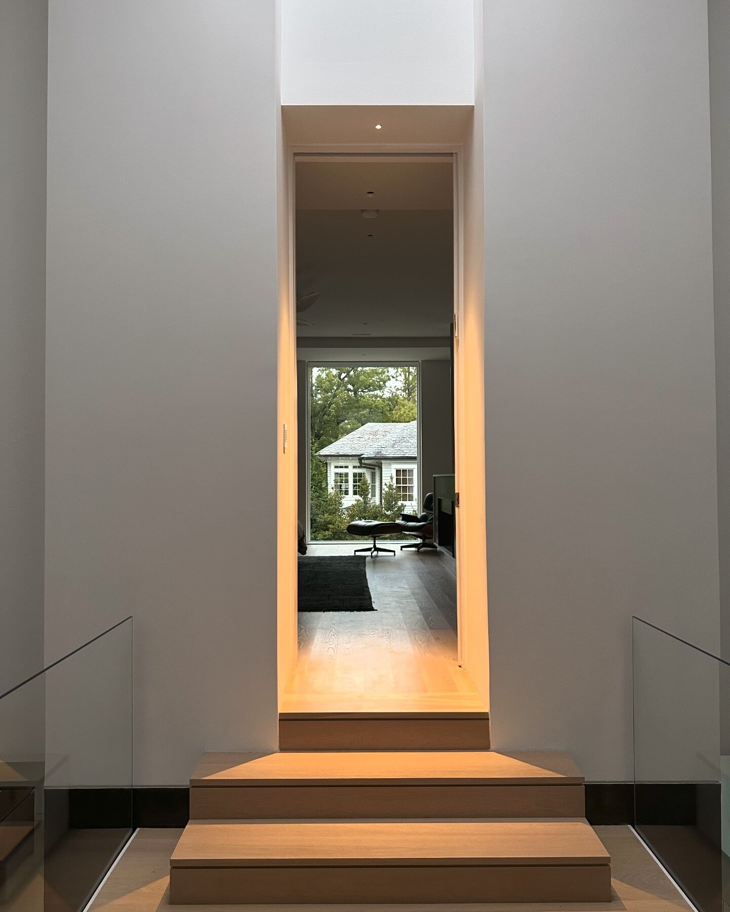 Favorite fixtures of 2023 starts with the barely there Nulla from @davidegroppi Pictured here in @colleenhealey_architecture Gingko House. Lighting design by @ronnisuzannelighting