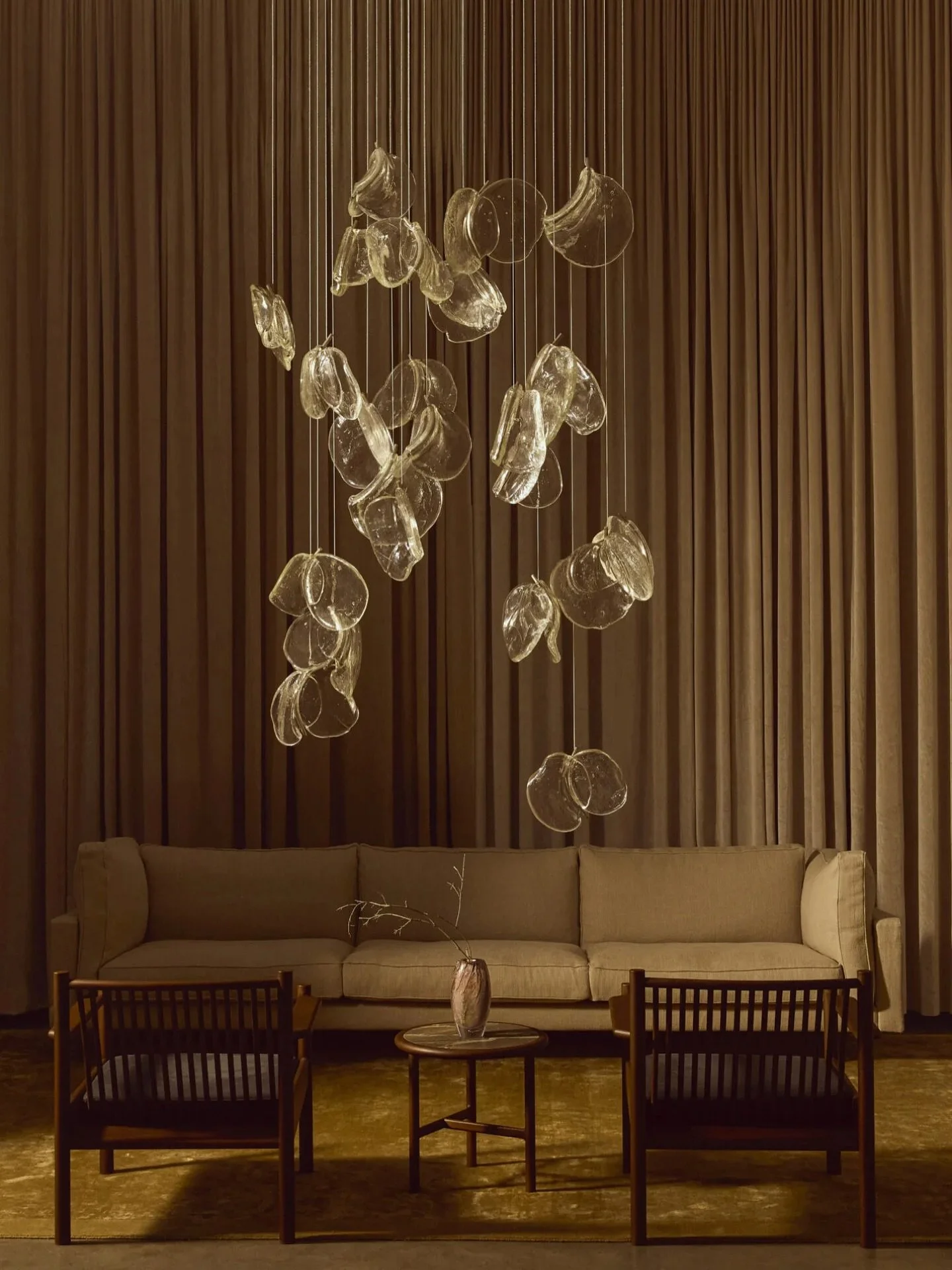 The 141 collection from @bocci is crafted by pouring two ladlefuls of hot glass freehand over a curved rod to create two overlapping puddles. The rod is then lifted, and the puddles wing out into an unpredictable shape in a gesture that is once simpl