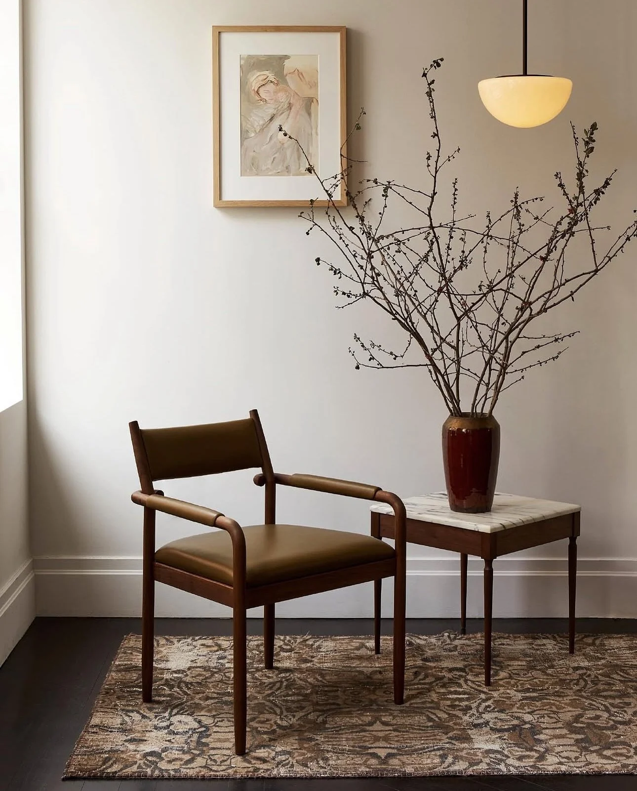 Within the shell of an oyster and out of sight of the world, a grain of sand is turned into a pearl, resulting in one of nature’s most opulent artifacts. The new Pearl collection is beauty from within. Handblown Italian glass forms an outer she