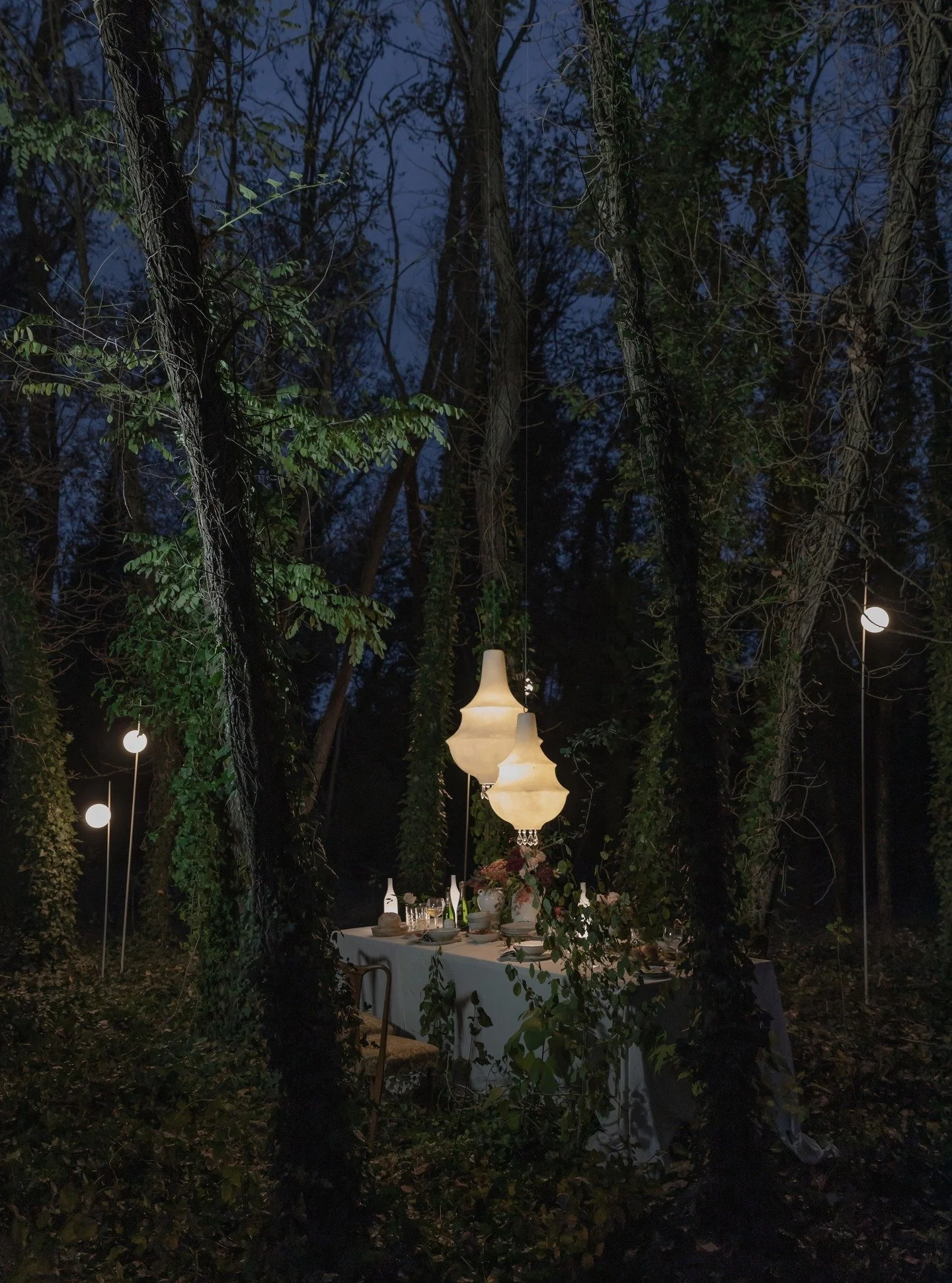 Such as a slender blade of grass holding a drop of dew beneath a perfectly poised reflective sphere, embodying quiet balance and simplicity. The Atmosphere by @karmanitalia merges sculptural elegance with everyday practicality, making it suitable for