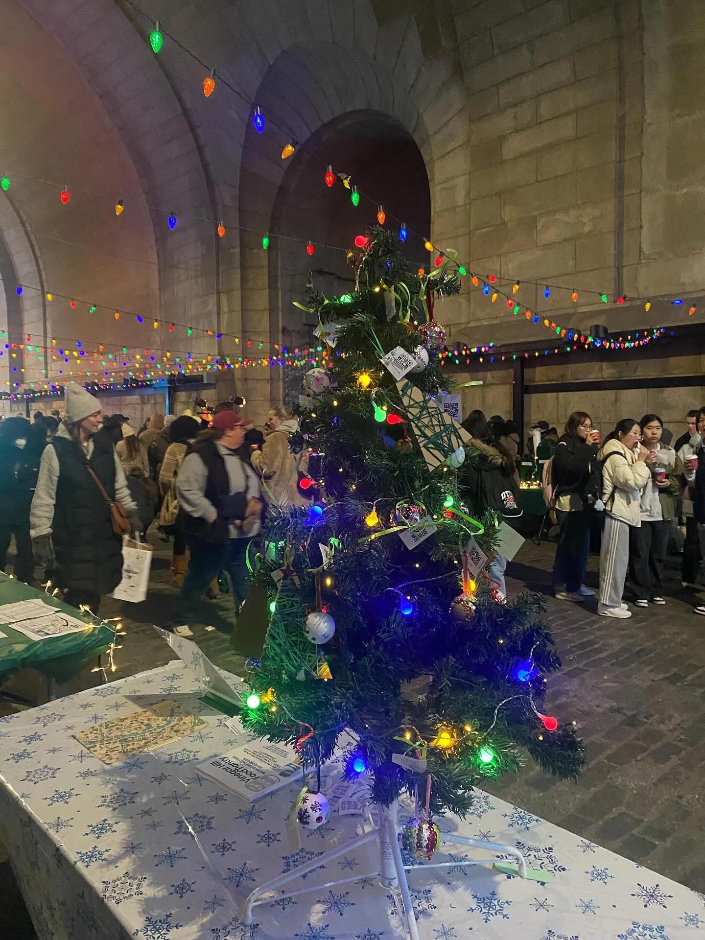 Another incredible evening at the @dumbo_brooklyn Tree Lighting! Always a fun and festive time being in the community we love, sharing what we do and getting support to keep doing it 🫶🏼 Huge thanks to @theservicecollective for the incredible hand m