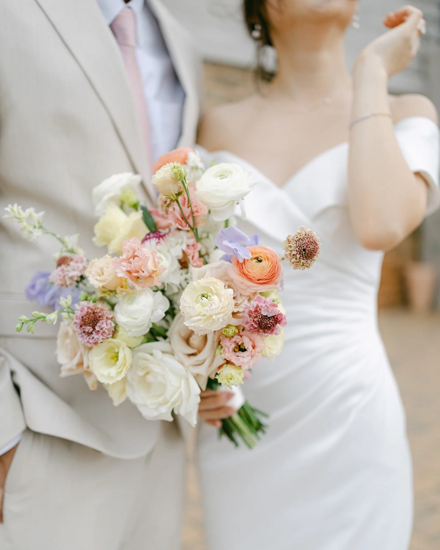 a spring bouquet for Christina 🌷🌼🪻🌾

photography: @balapham_photo 
coordinator: @hartsandpetals 
venue: @upstairsatlanta