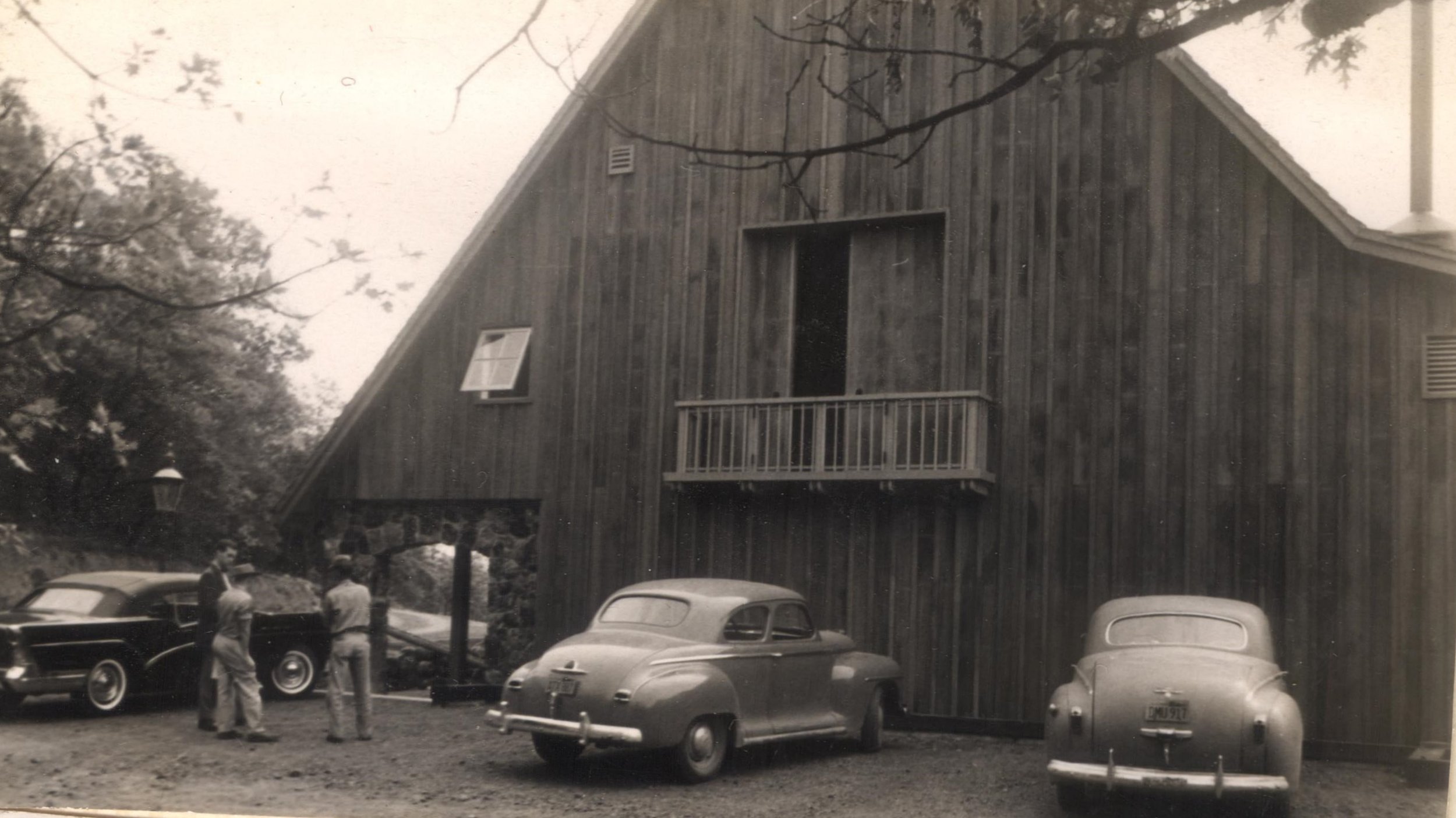 Black and white photo of hanzell winery in 1950s with three vintage cars parked in front