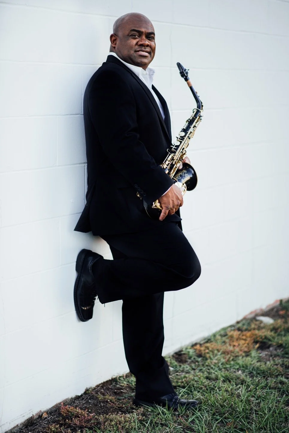 Live on Fridays:     Dexter Jones