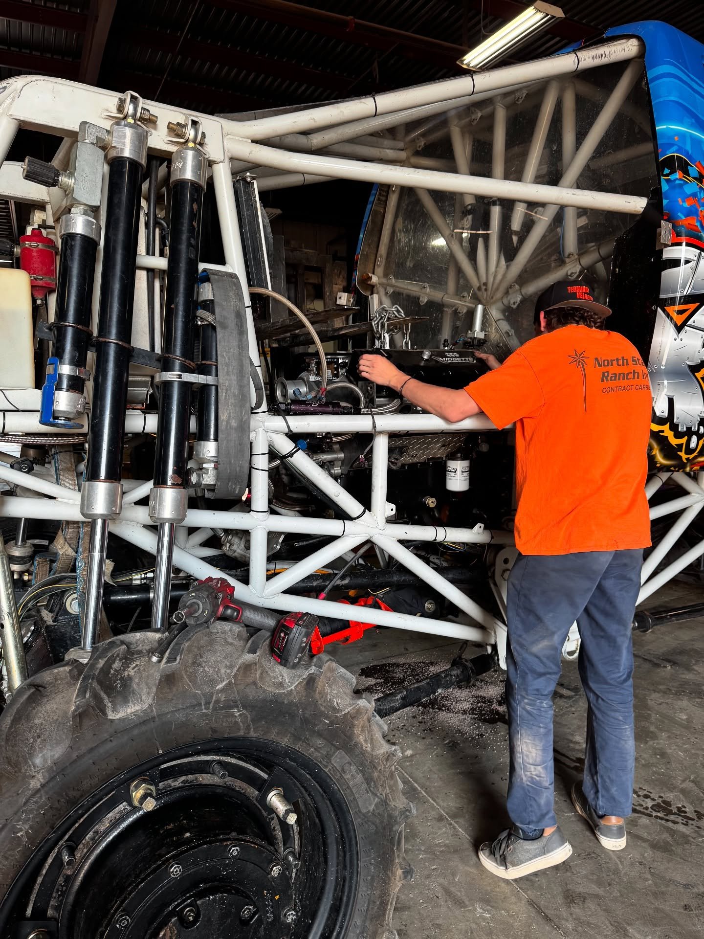 Getting ready for the weekend of events in Miami and Joliet, two of the premiere summer events of the season. @jonzimmergd26 got a fresh power plant from @richardmidgette , @brettfalvey24 rebuilt one of @kyliekent_ &lsquo;s shocks, and @frostbitemons
