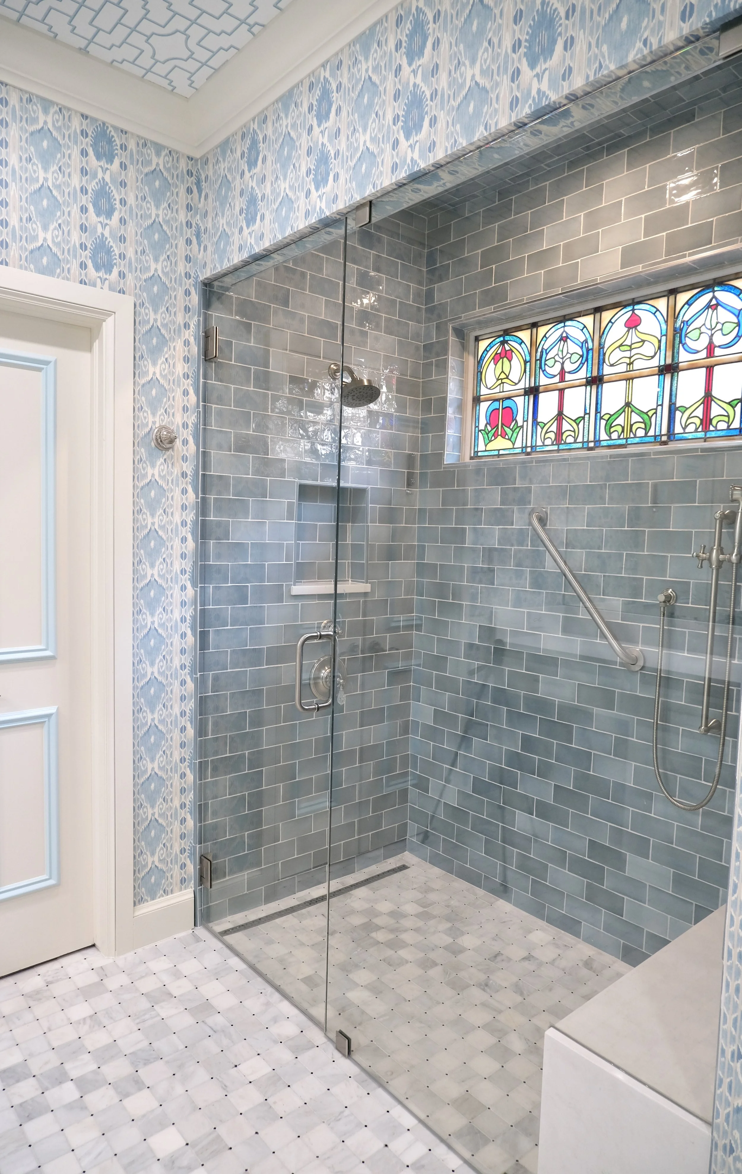 Curbless shower with bench seat