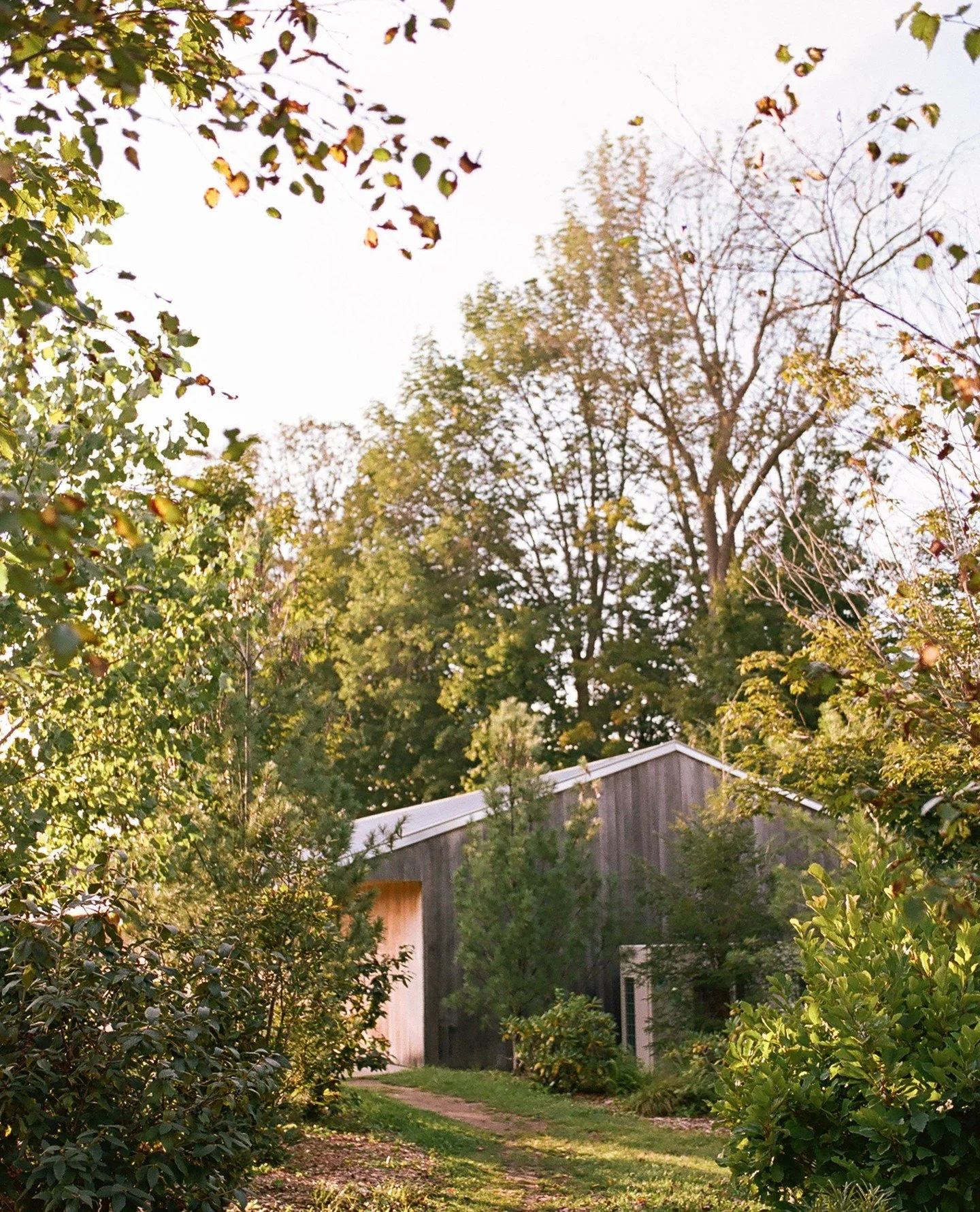 Gorgeous shots of @touristswelcome venue in the Berkshires. A homey and spacious property along the Hoosic river provided ample room for all of Em &amp; Zack's loved one's. I was blown away by the natural beauty of the space here and rustic details o