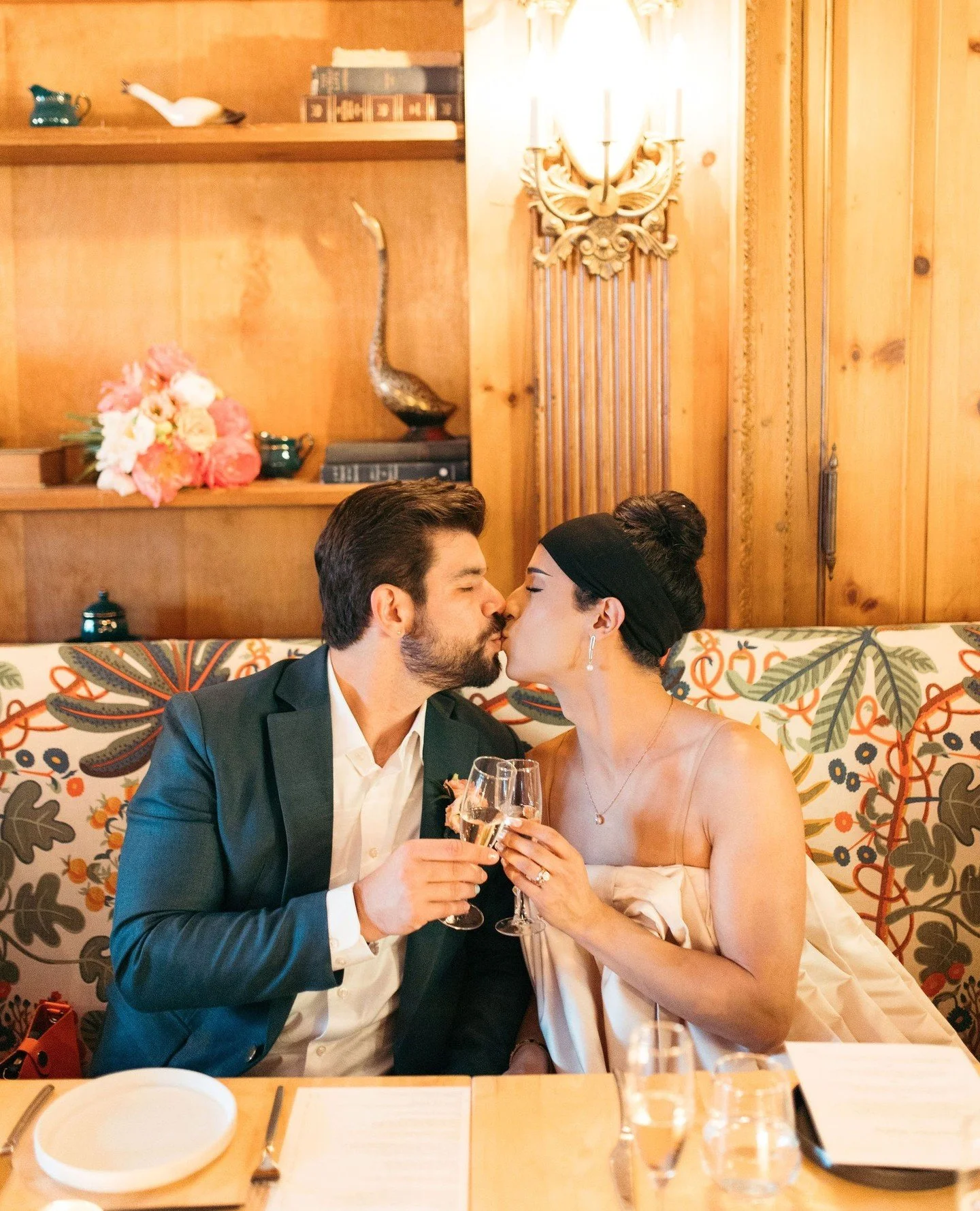 Cheers to the newlyweds! 🥂 Eliot &amp; Nick celebrated their elopement with a small dinner with chosen family &amp; friends at @goosefeatherny restaurant at Tarrytown House Estate 🦆 With a modern take on Cantonese food, vibrant murals &amp; vintage