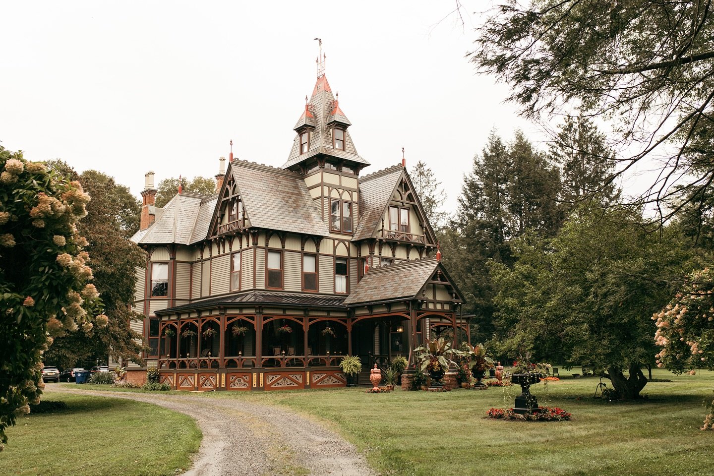 SOOO I&rsquo;m renting a spooky mansion for Halloween weekend- wanna come? 🧙&zwj;♀️👻

We&rsquo;ll be in Pine Plains, NY 10/31-11/2 (2 nights) 
~2hr drive from NYC, ~3hr drive from Boston

Vibes: Won&rsquo;t be as planned as a retreat, but rather a 