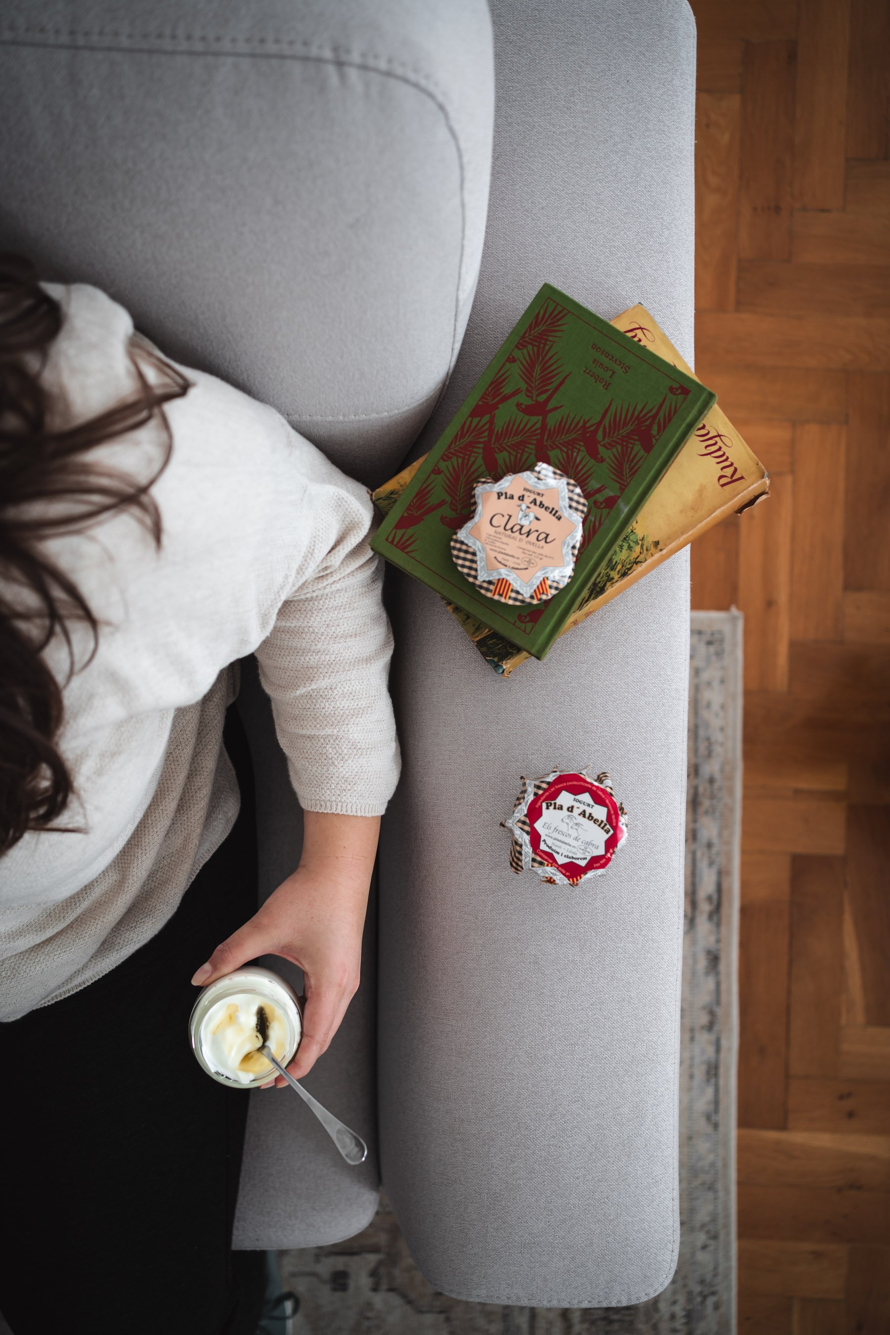 yogur sofa001.jpg