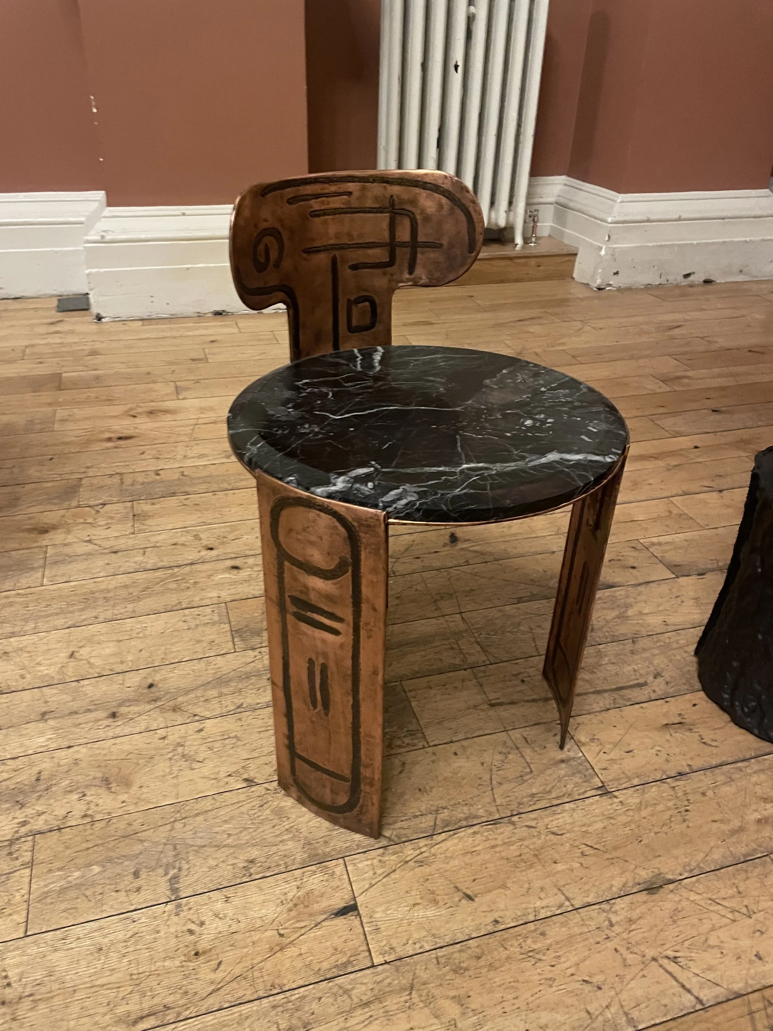 ISOLA
Marble chair with engraved copper legs —absolutely beautiful! It would look incredible in a beige-toned interior, where sandstone, concrete, or other cool materials could complement this piece.