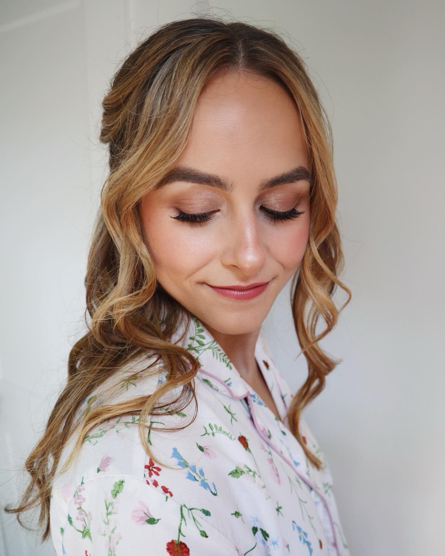 Felt so lucky to be apart of Leah&rsquo;s big day. She and her crew were beyond lovely and treated me and my team like old friends. 
.

Breakdown of this look. Leah wanted glowy skin with warm toned eyes and a highlighted corner. I love a fresh and m