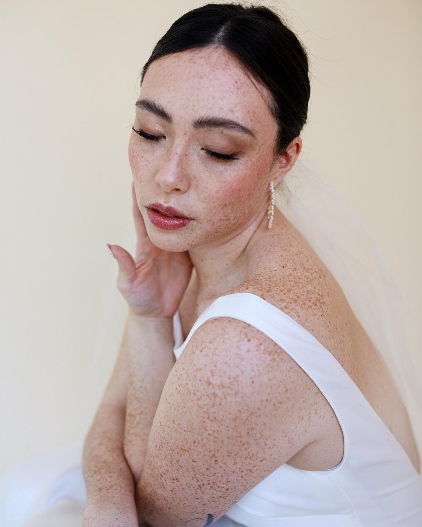 Skin-like glowy complexion, pink cheeks and bushy brows is my favourite look.
.

Dress @blushandravenyyc 
Model @norahanakophotography 
Photographer Me and @norahanakophotography
.
.
.
.
.
.
#weddinghair #weddingmakeup #italymua #europeanshoot #brida