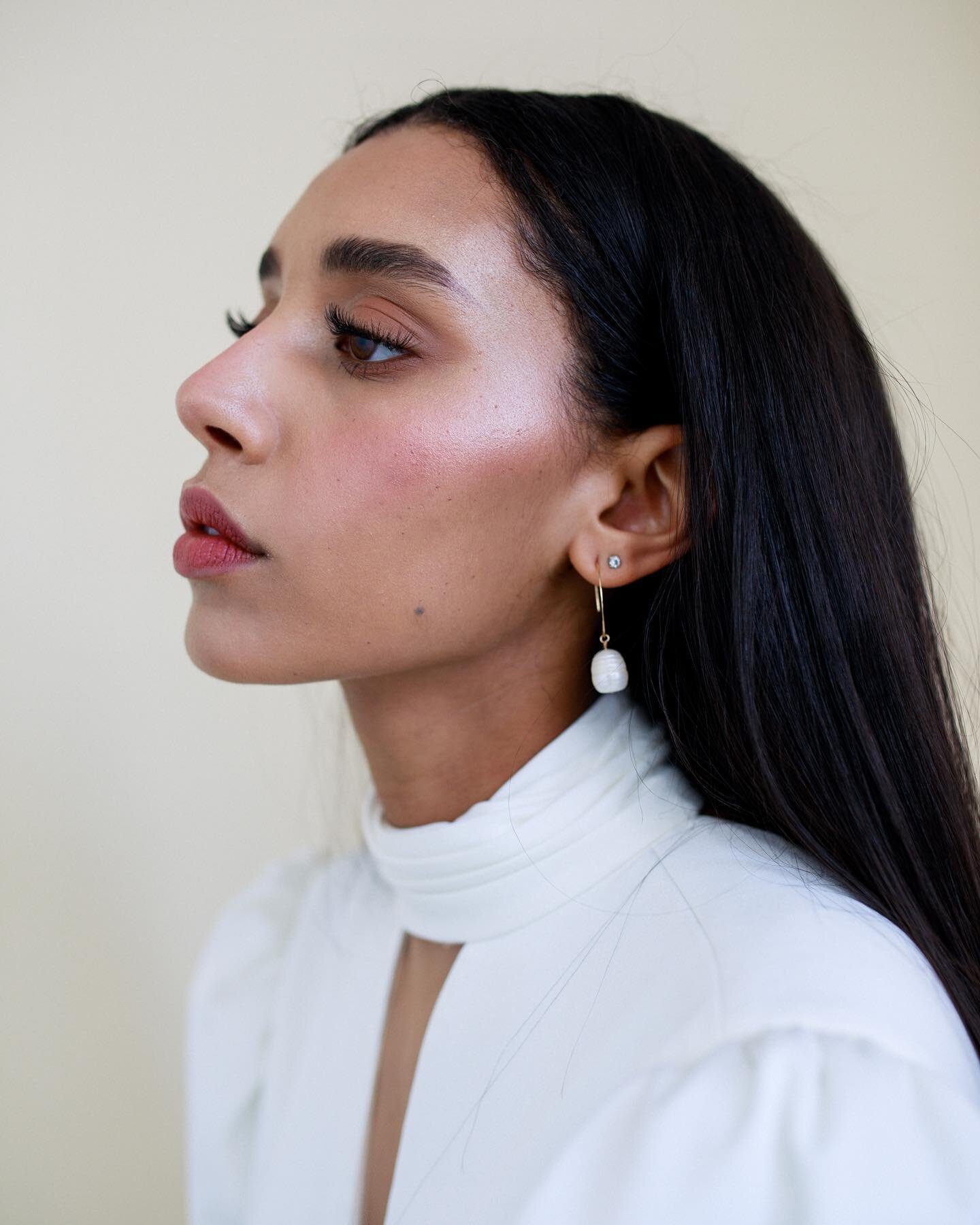 A lovely bridal shoot done with some wonderful collaborators. 
Loved this glowing neutral makeup look paired with chic hair. Got to play around and shoot alongside @norahanakophotography as well&hearts;️
H&amp;M yours truly 
Model @taasssiaaa 
Floral