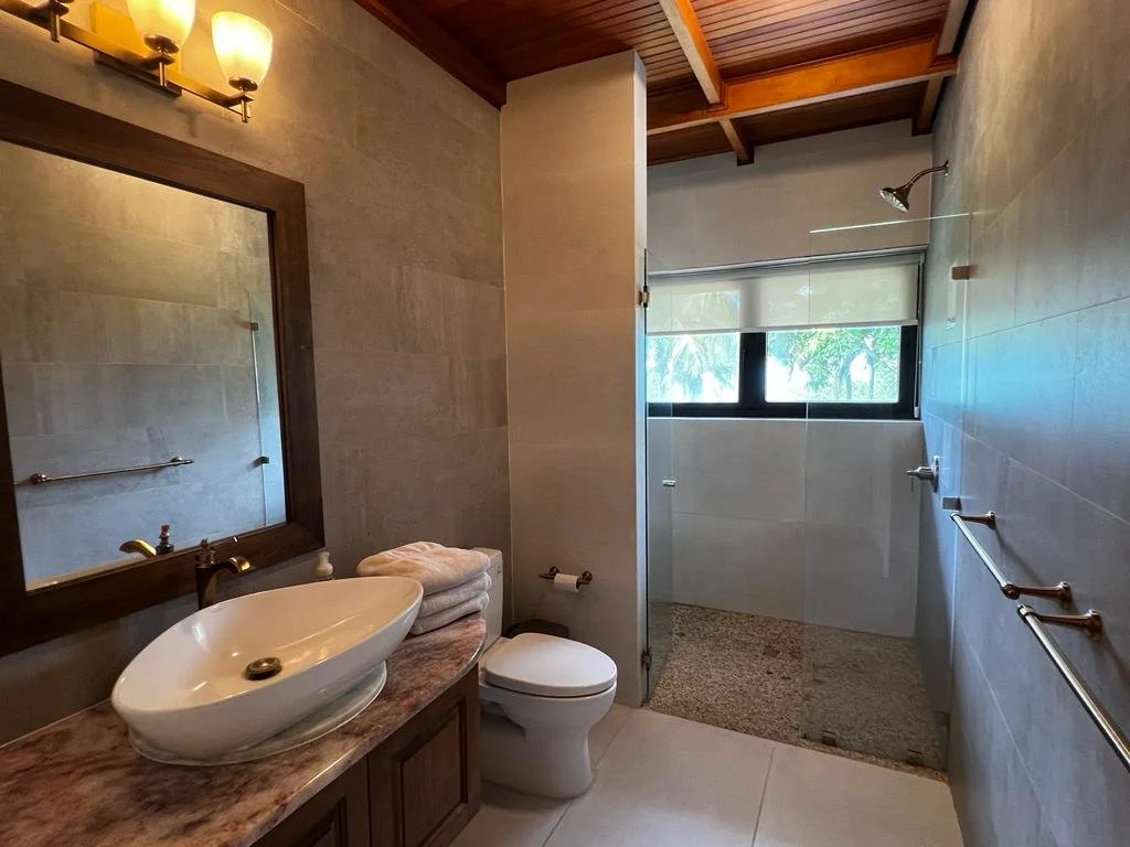 Villa Daiquiri - Upstairs Bathroom