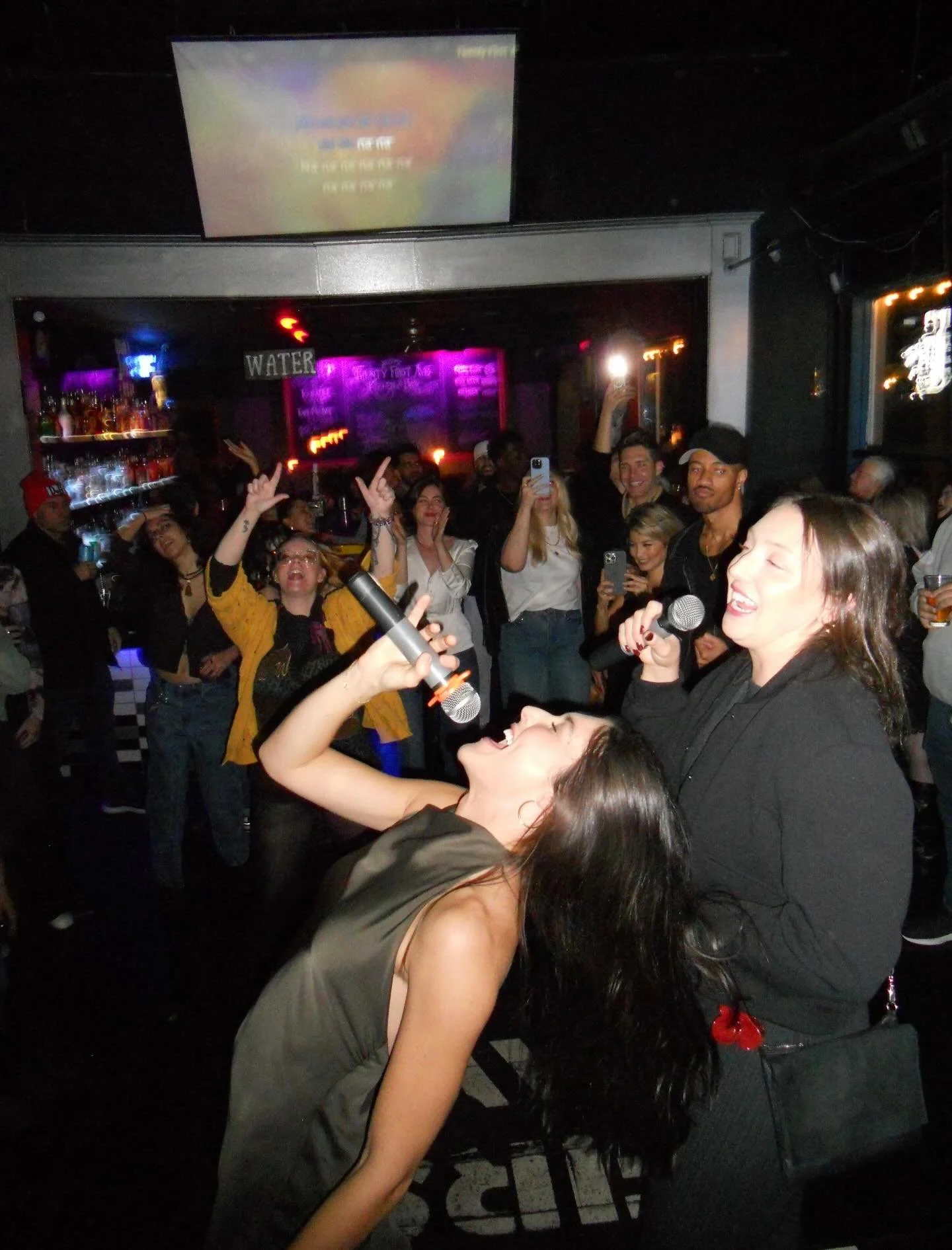 Who gave the 90&rsquo;s babies a mic? 🎤 
🦂💋🖤