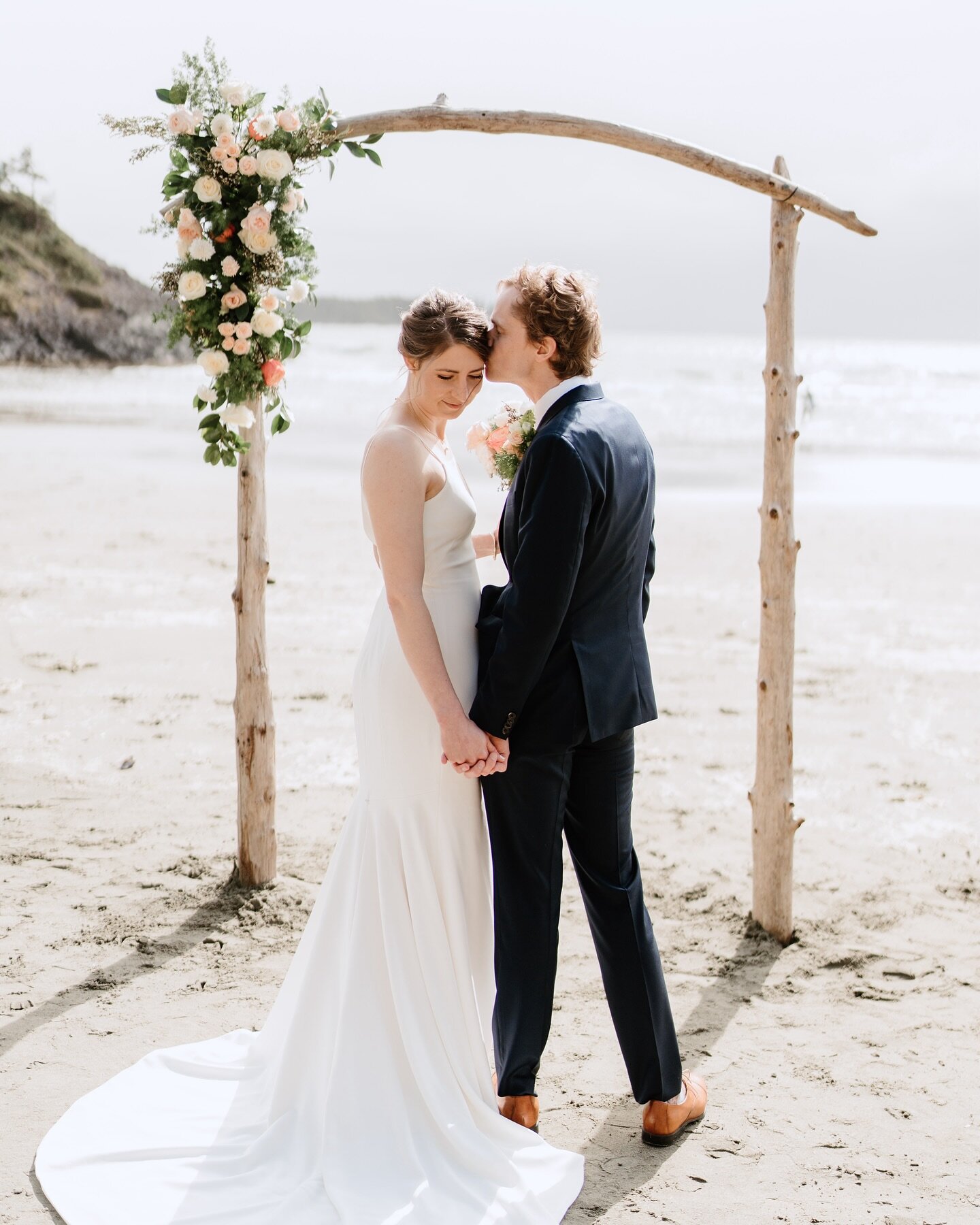 Happy anniversary to R+A! It&rsquo;s been a year since I got to do your florals and they are still a favourite! Dreamy weddings on the west coast are some of my favourite and R+A really got the perfect day: surf, sunshine and a stunning sunset. What 