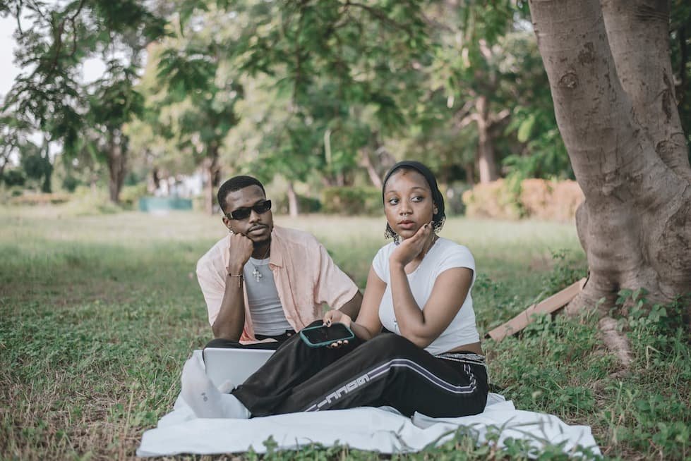 couple-sitting-on-a-blanket-in-a-park