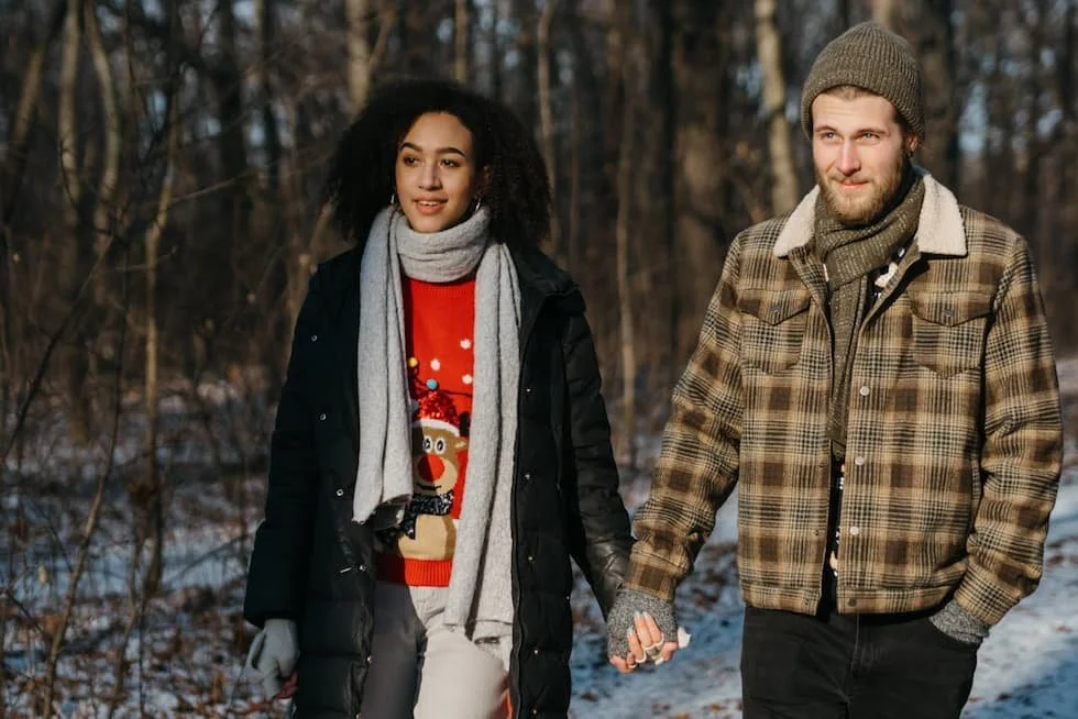 couple-holding-hands