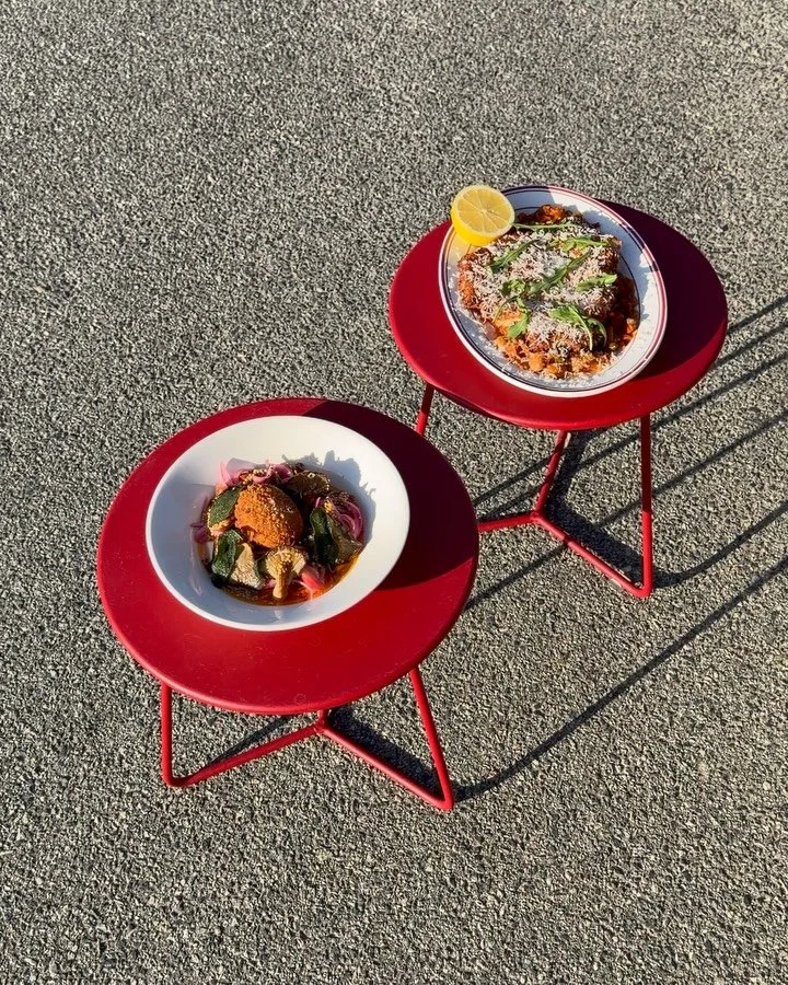 Farm to table - Kith Eatery

Crispy egg, grilled oyster mushroom, sour cr&egrave;me, sumac onion, kith chilli oil, pickled mustard seed, sage

Pork cotoletta, stakehill tomato caponata, parma regianno