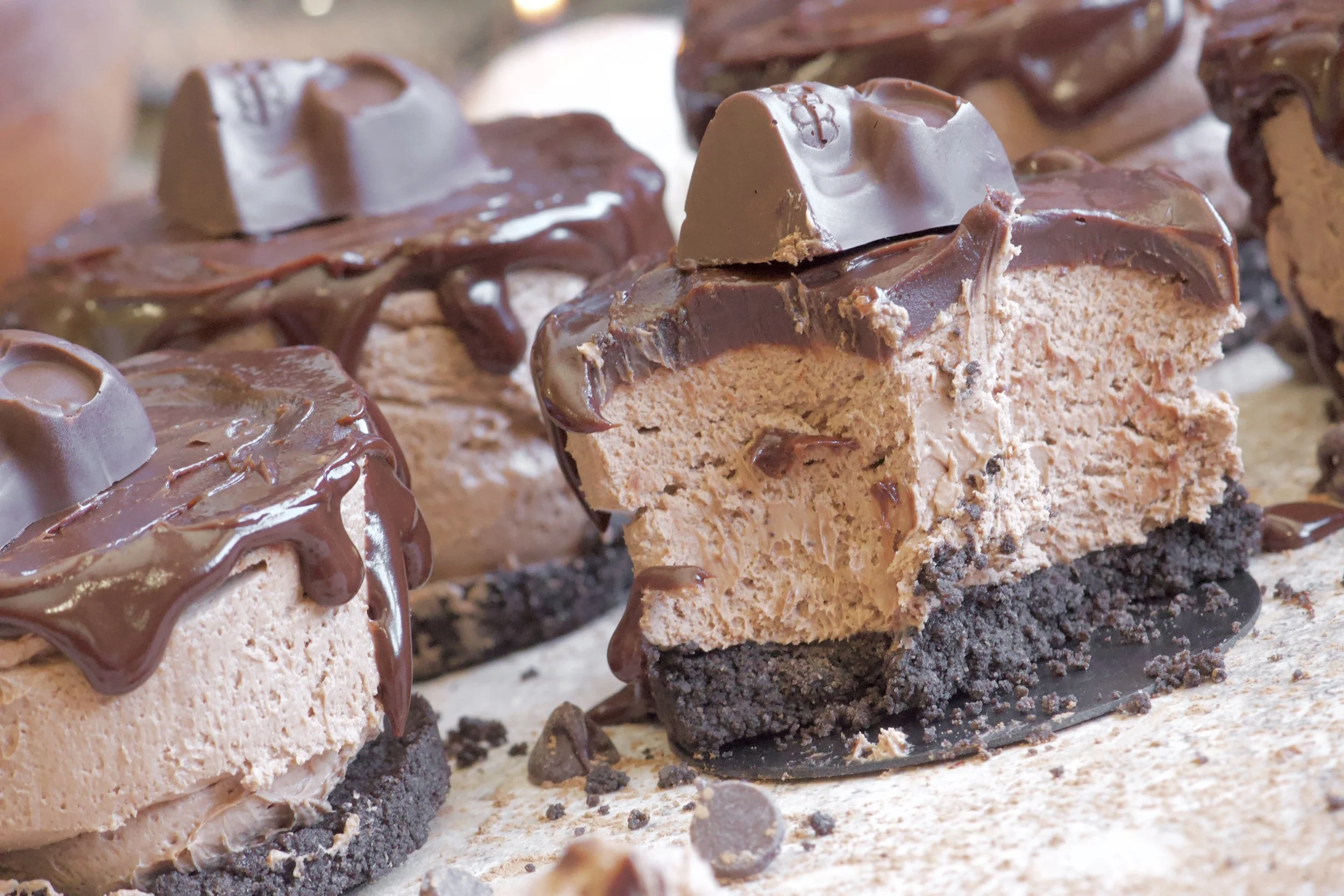 spooky chocolate cheesecakes with drippy ganache and oreo crust