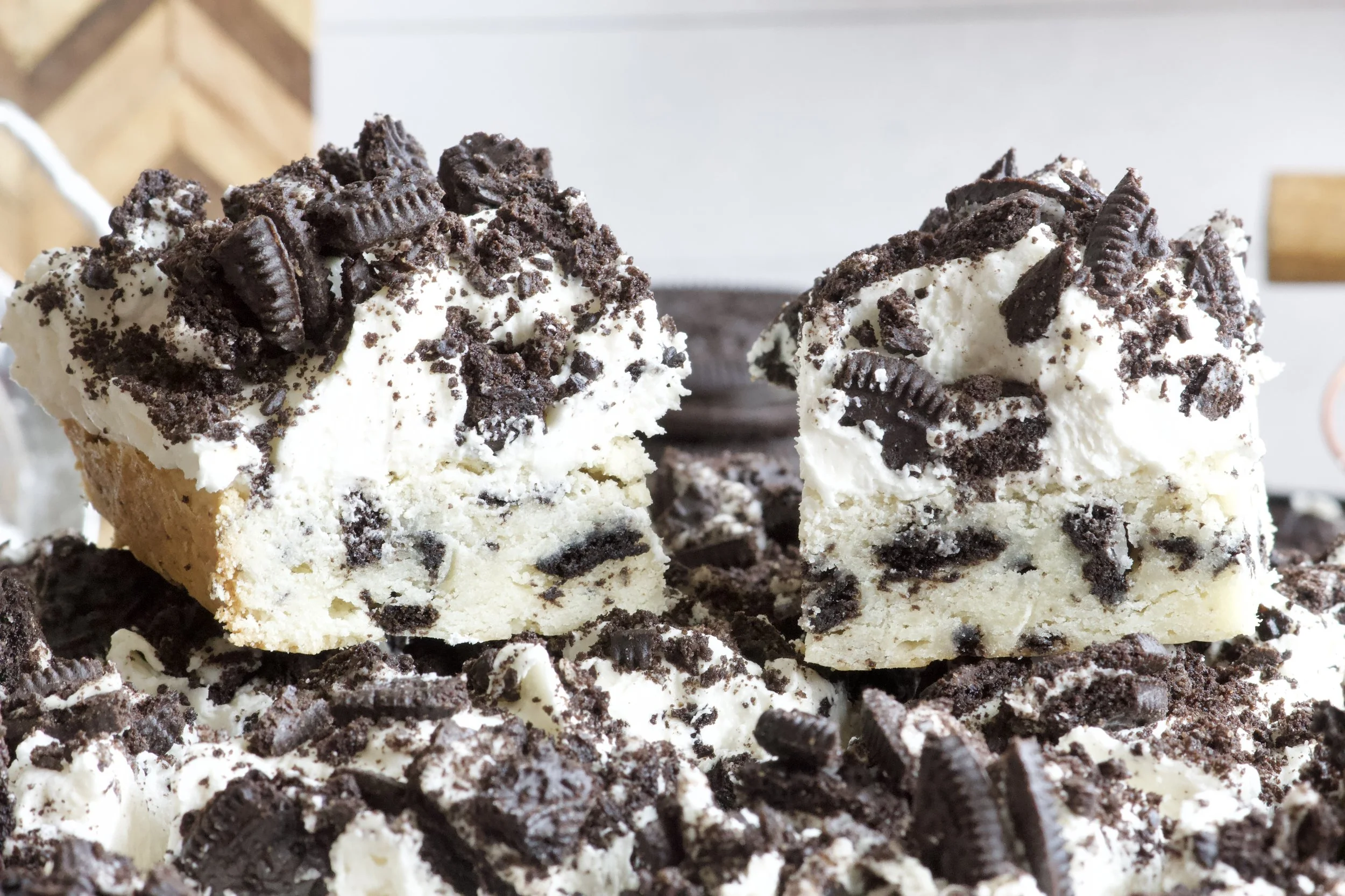 oreo dessert bar with buttercream and oreo chunks gluten free