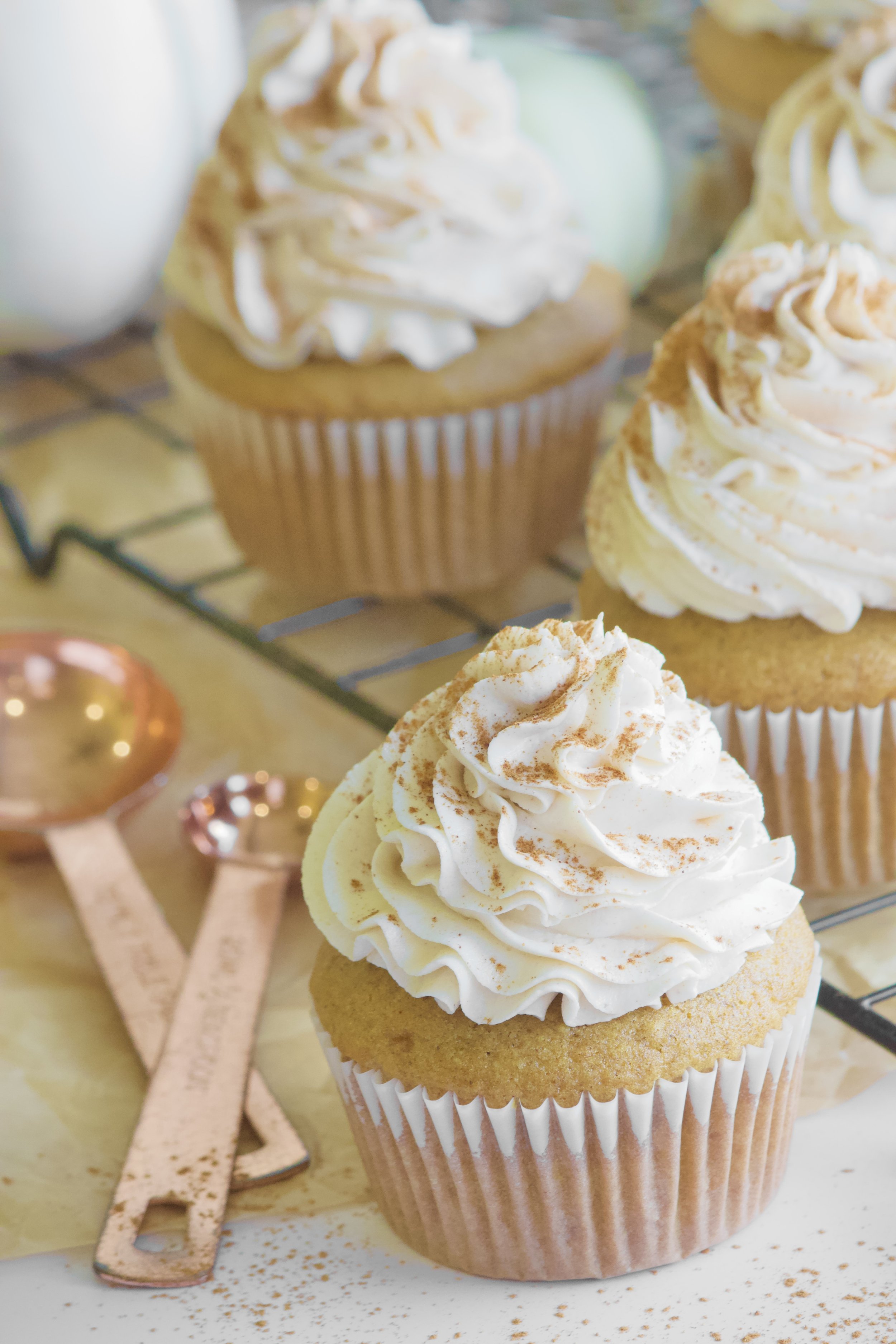 pumpkin cupcakes with cinnamon frosting