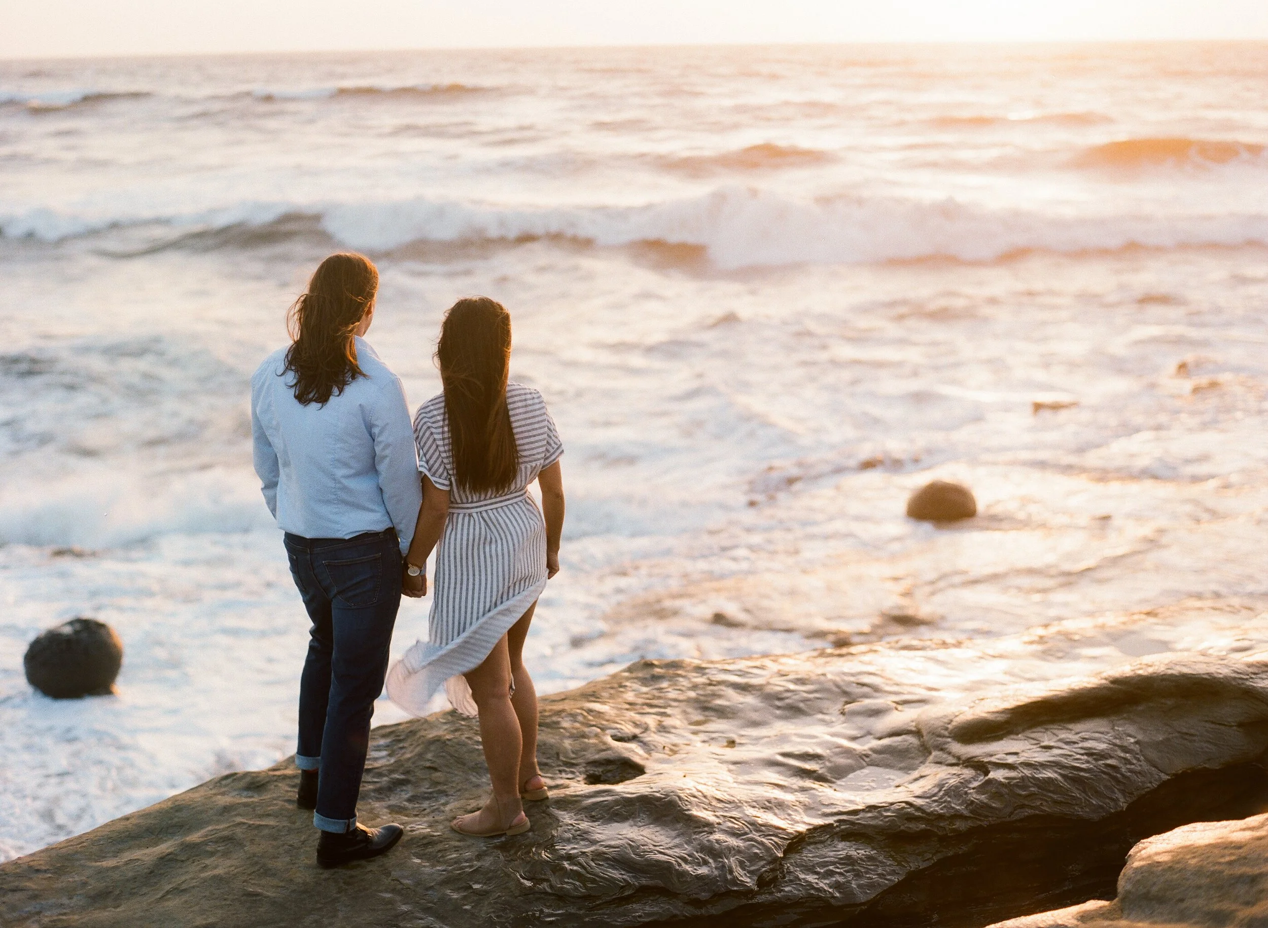 Back photo of couple on ocean