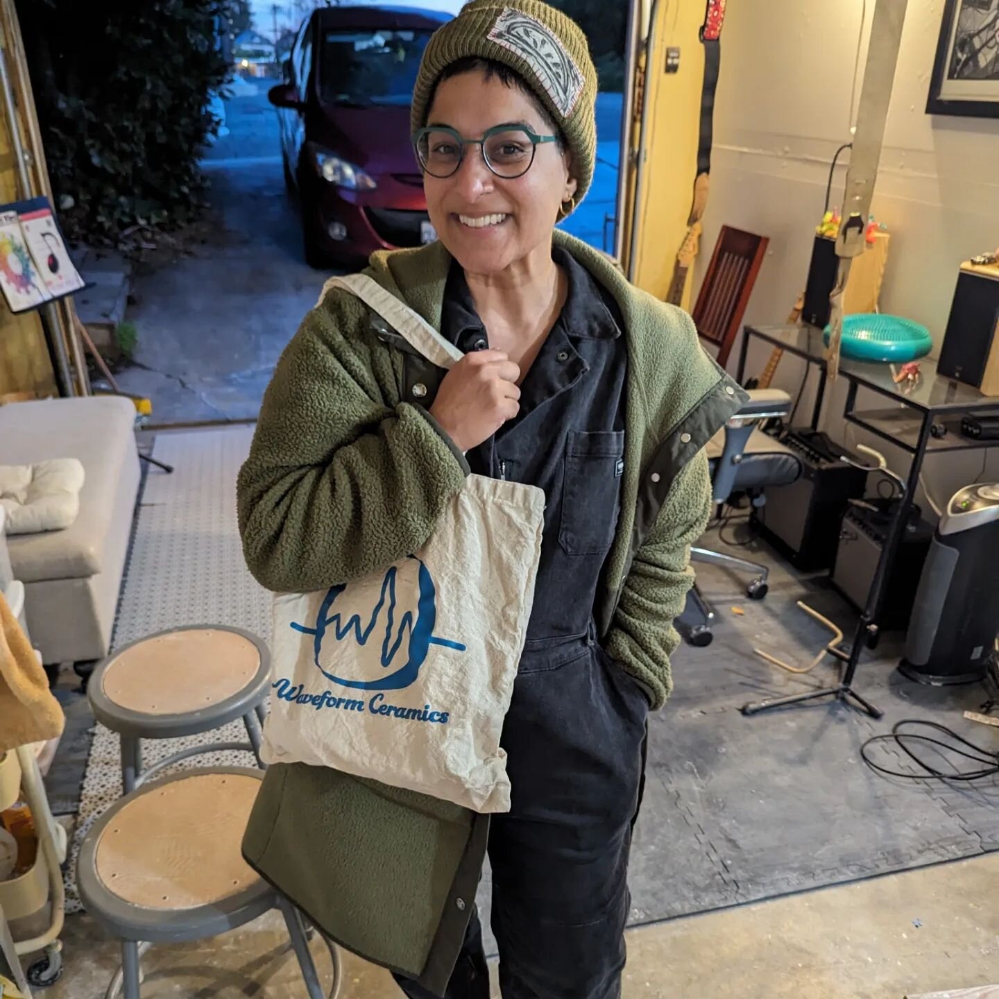 Did you know? When you book a Claydate you get a Waveform TOTE BAG to take your work home in :)

Keep calm and throw stuff 😘

Ps. Props to @rachna for vibing with Waveform's aesthetic - beanie, layers, jumpsuit and Crocs 🤩