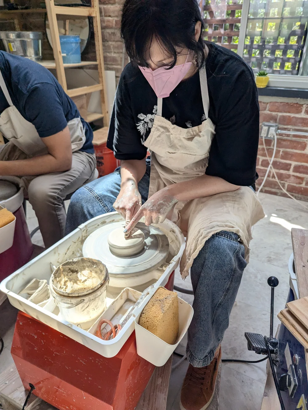 Individual throwing potter's wheel mask