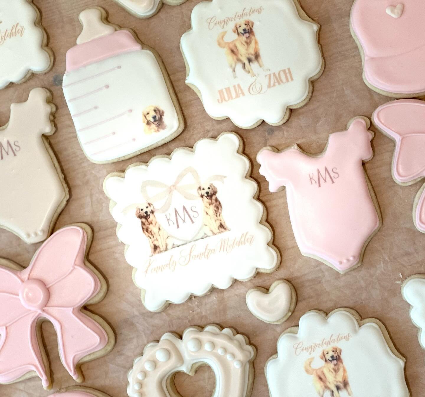 Love the sweet addition of golden retrievers to this baby shower set! It&rsquo;s so fun to personalize designs for special occasions. 🦮🦮🦮