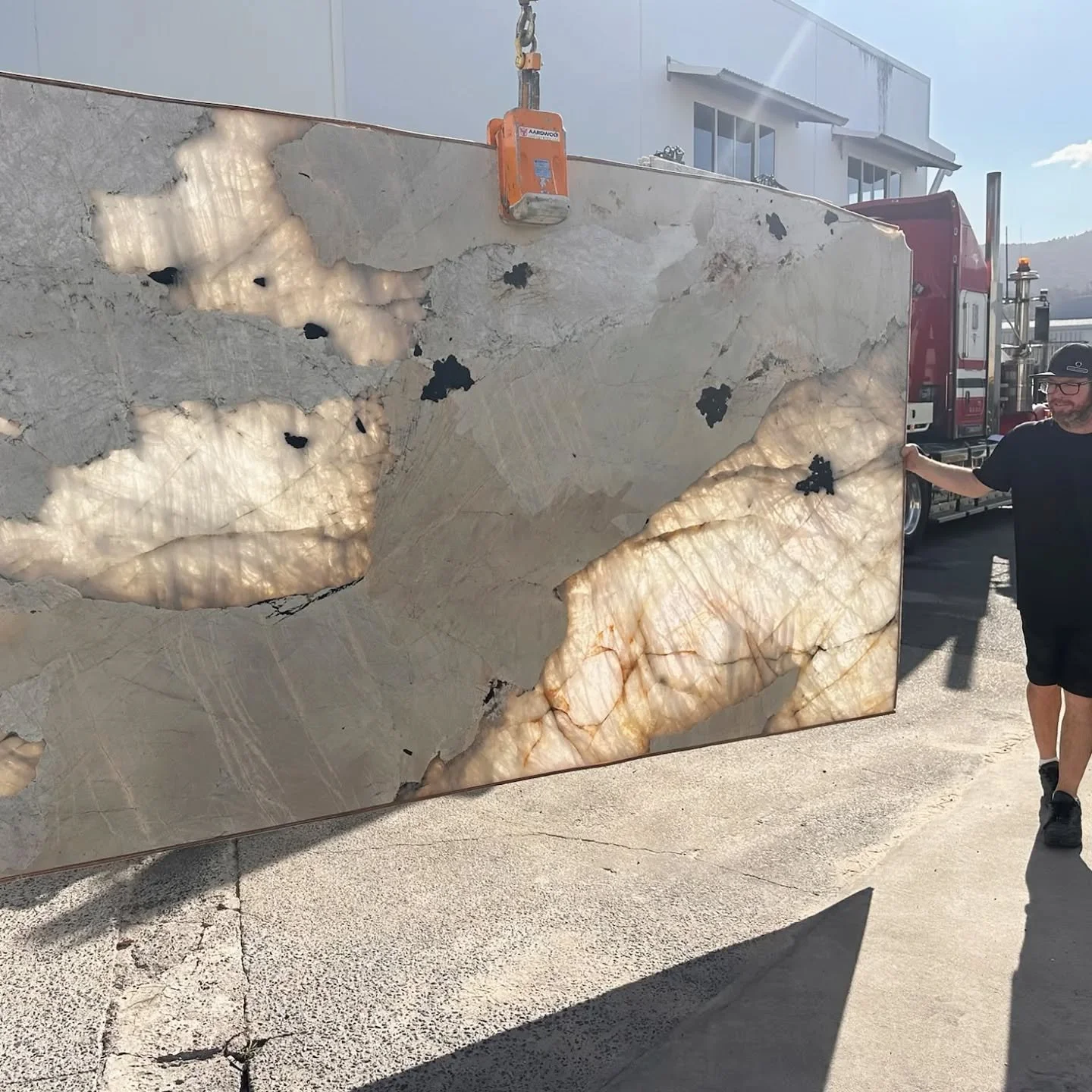 Unloading Patagonia Quartzite off the truck 🤗

#patagoniaquartzite #stonebenchtops #naturalstone #stonemason #cairnsstonemason #quartzite #custommade