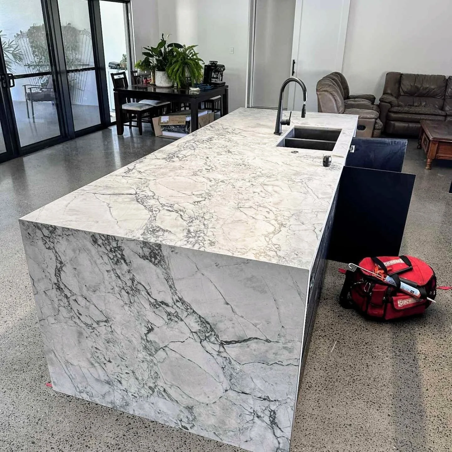 Smartstone Super White 🙌

We'll remember to remove the bag next time 😉 

@smartstoneaustralia 

#superwhite #smartstone #waterfallend #sinteredporcelain #smartstonesuperwhite