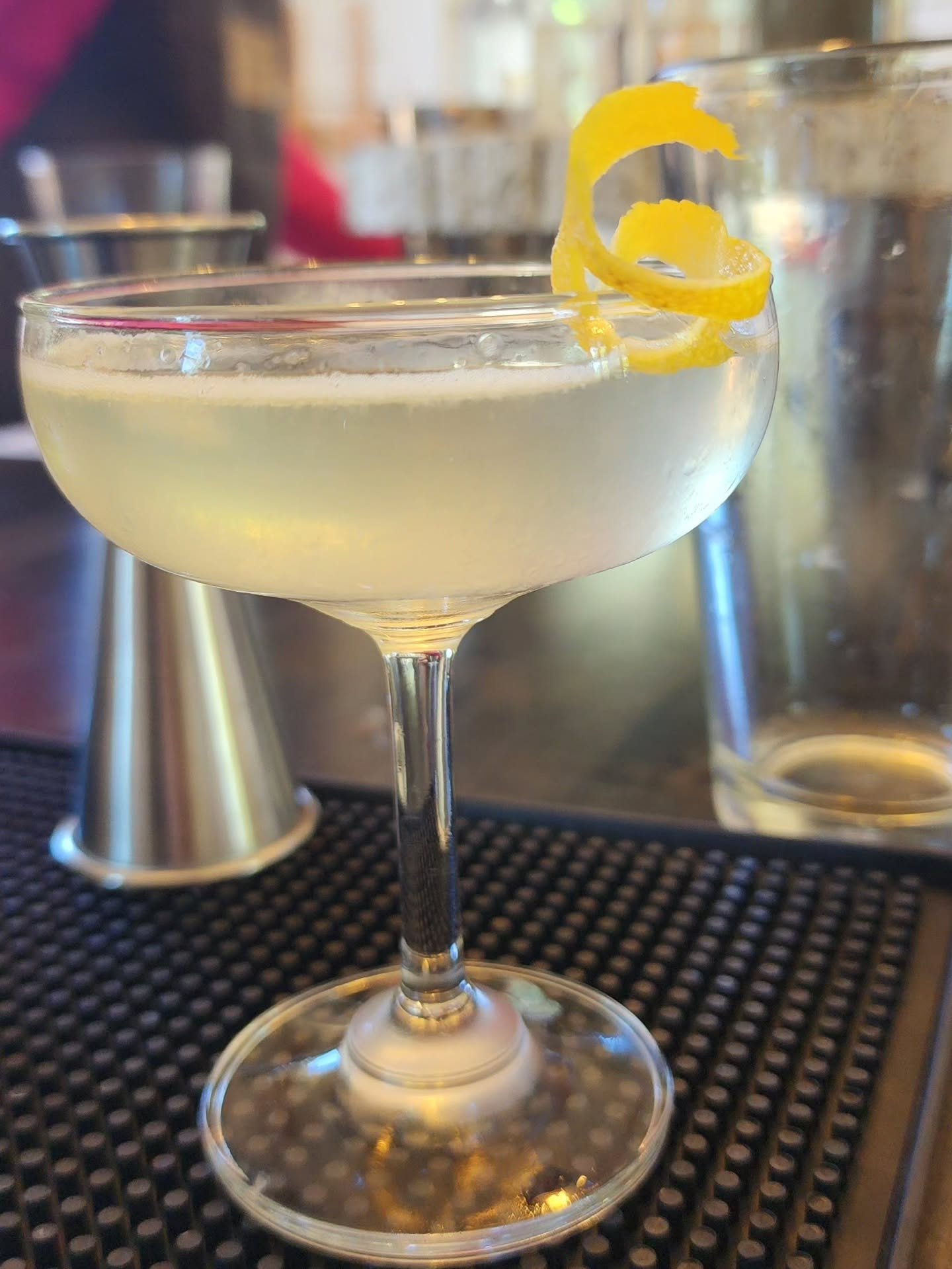 French 75 in a chilled coupe.. delish. 

DM to book your group brunch cocktail workshop!

#ShakeYourTinCan #trysomethingnew #girlsday