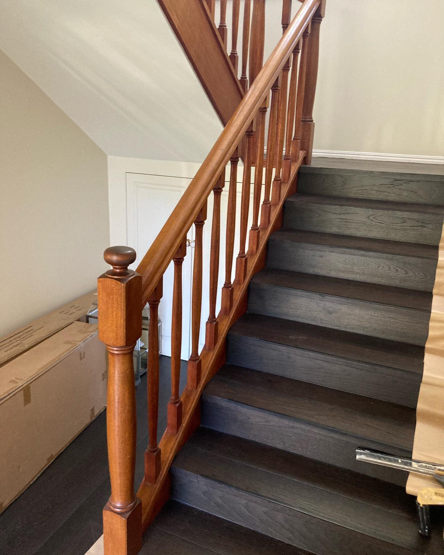 Staircase revival&hellip;PART 1! A fresh coat I&rsquo;d paint can make the world of difference!

Swipe right 👉🏻 to see the end after shot!

#goldcoastbusiness #goldcoastpainter #familyownedbusiness #localpainter #painter #renovation