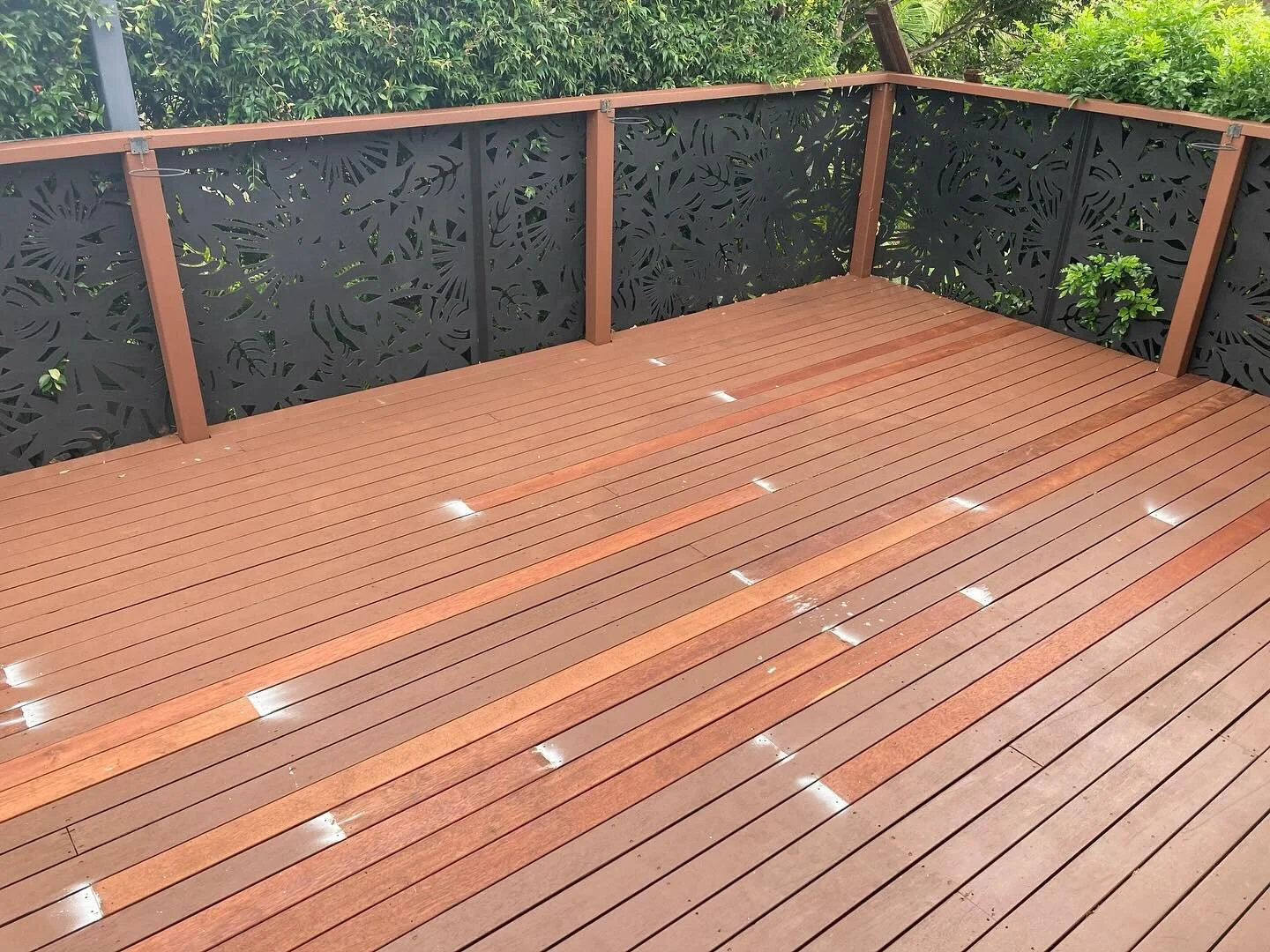 Our outdoor spaces also need some TLC!  This area is now all ready for some summer entertaining once again 👉🏻Swipe left to see the finished product 👈🏻

#tlpainting #goldcoastpainter #goldcoastbusiness #decking #familybusiness #painter