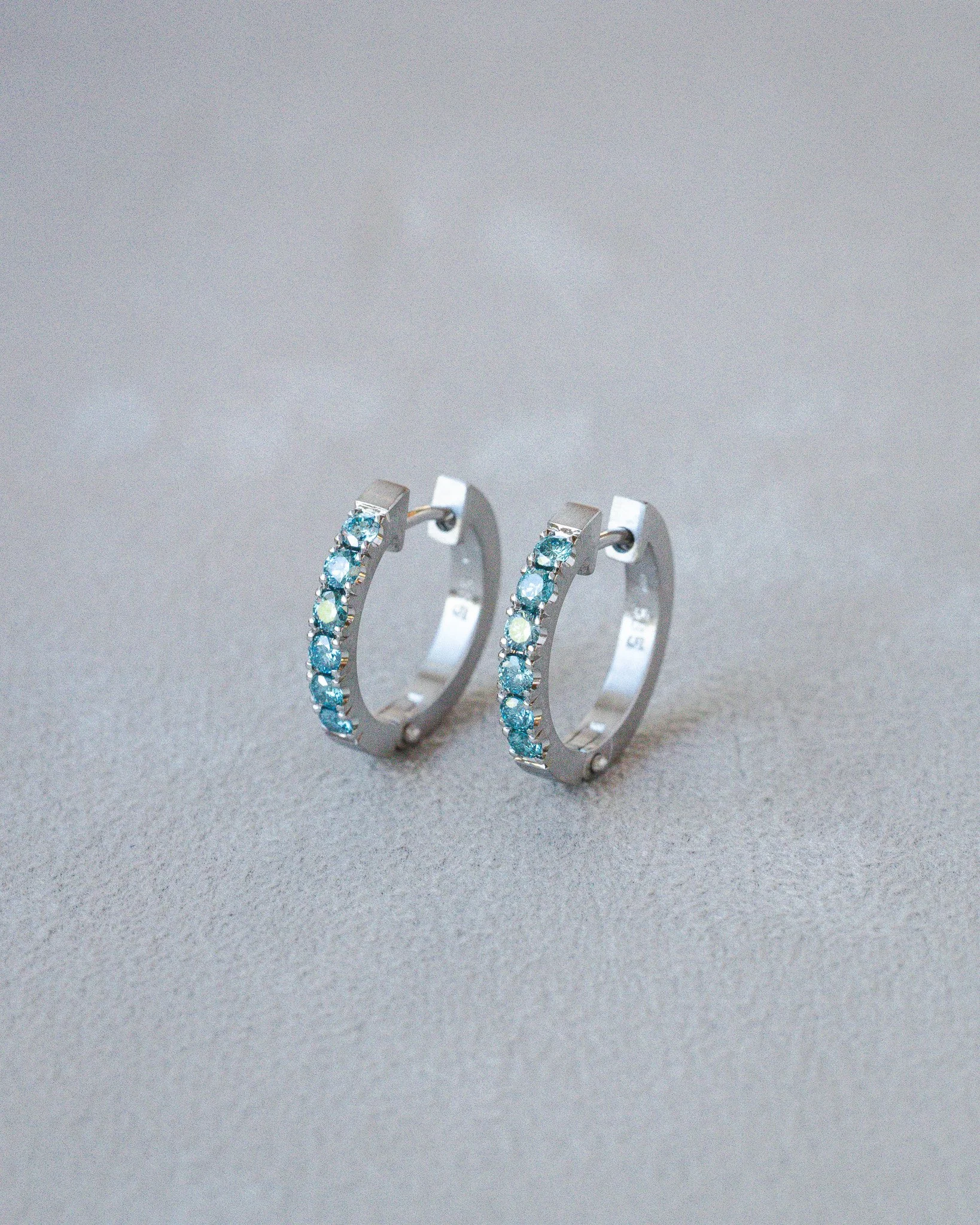 Weissgold Creolen mit blauen Diamanten.jpg